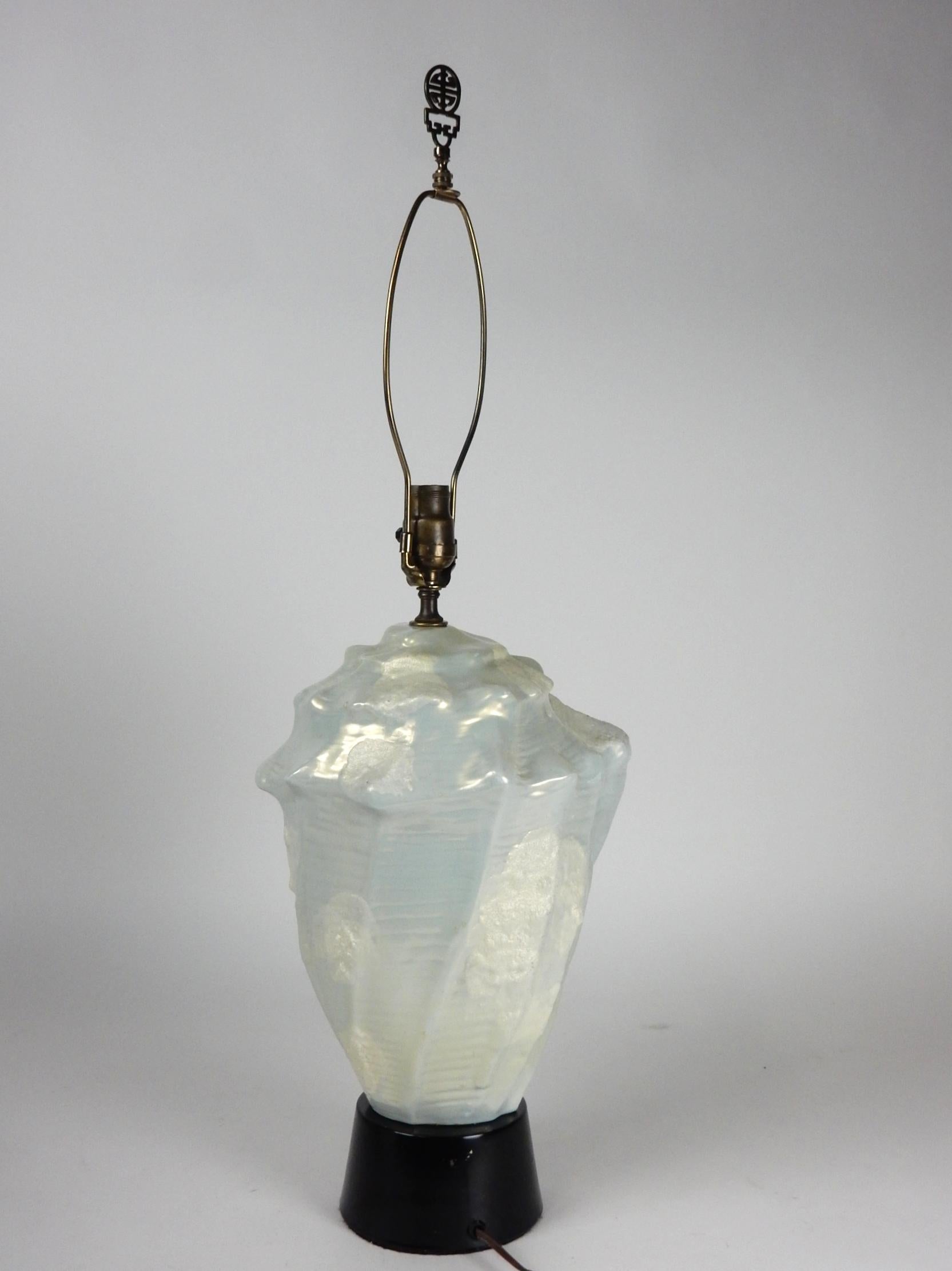 Faux Conch Muschel-Tischlampe aus Keramik, 1960er Jahre (Metall) im Angebot