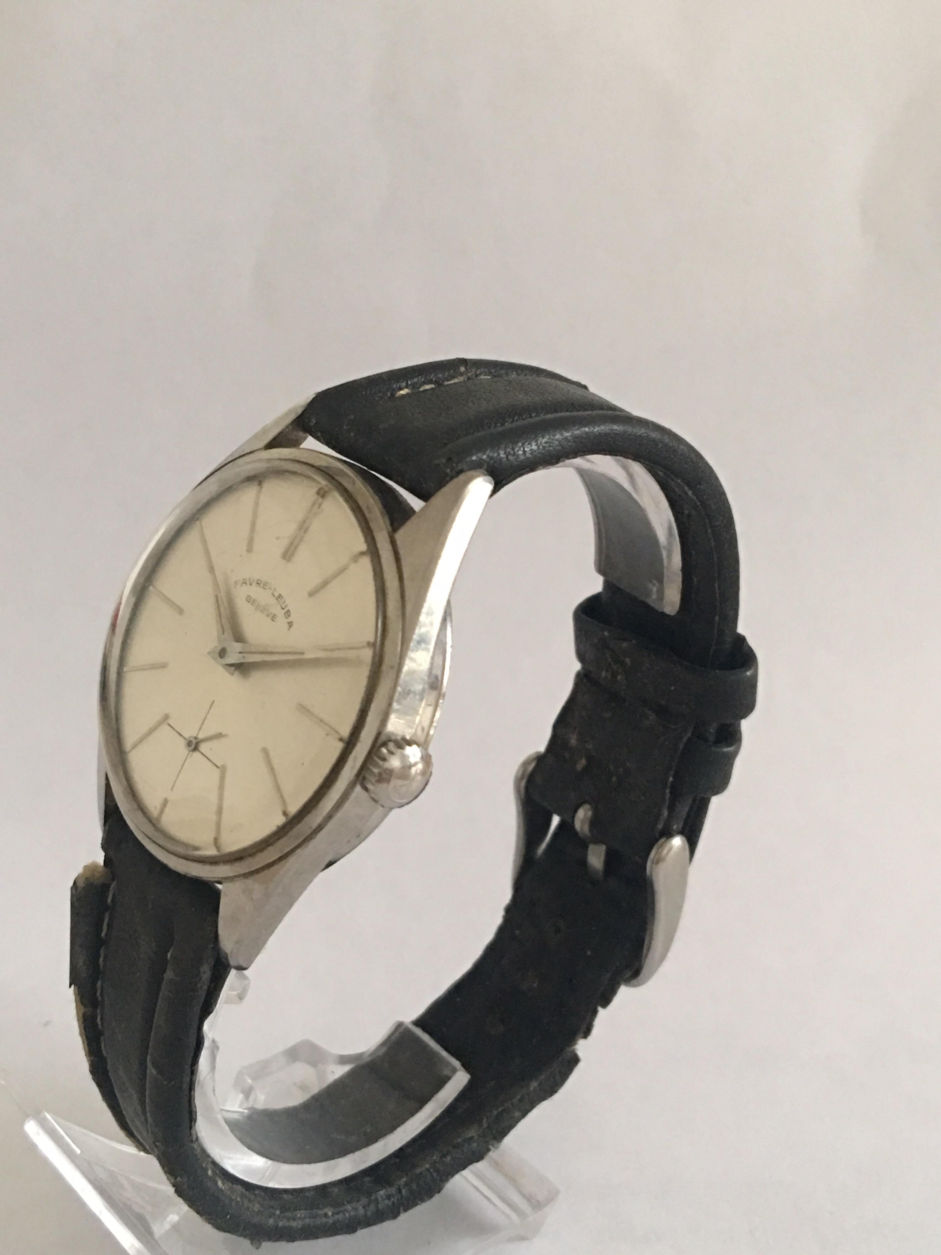 Cette superbe montre vintage fonctionne et son tic-tac est bon. La sangle est un peu usée comme sur la photo.

Veuillez étudier attentivement les images qui font partie de la description.