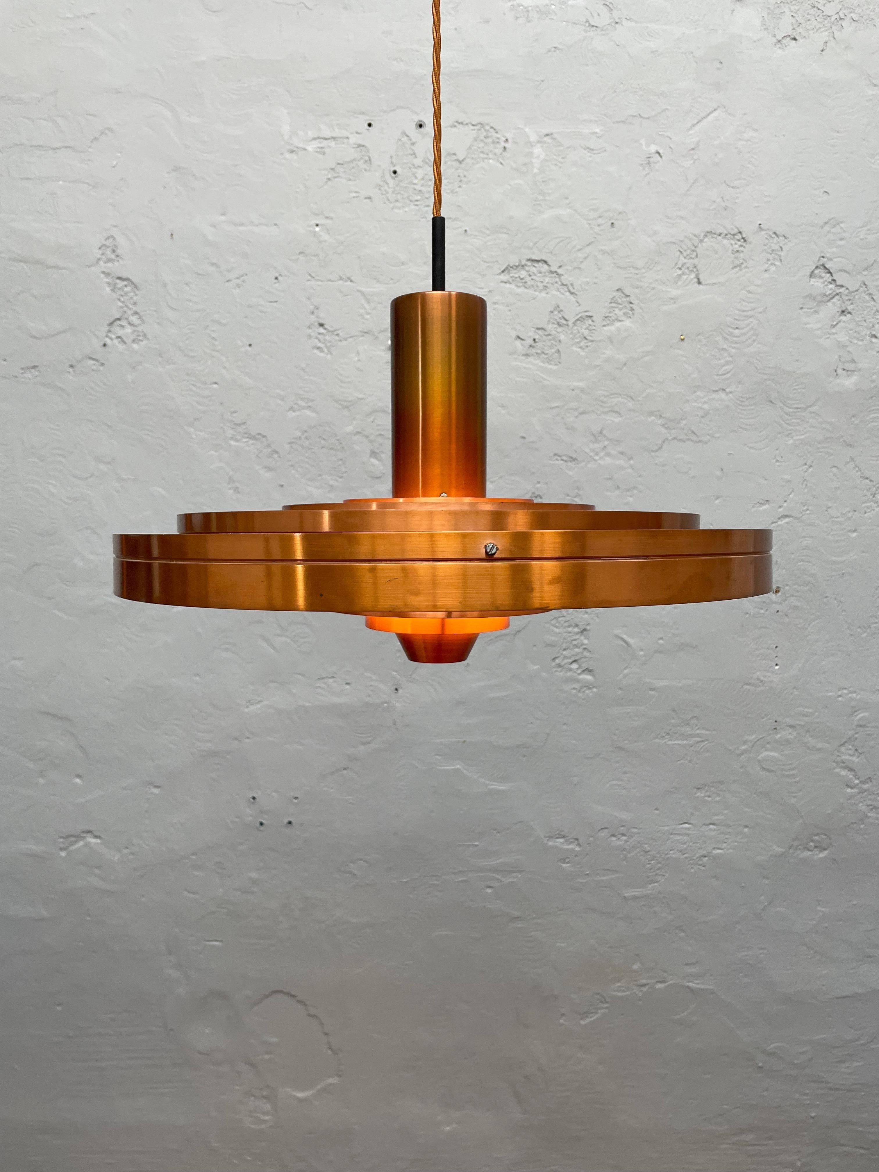 Iconico e raro pendente disegnato da Sophus Frandsen nel 1963 per Fog & Mørup. Il modello di Fibonacci è uno dei disegni più riconoscibili e sta diventando sempre più raro da trovare, soprattutto in rame. 
Una lampada sorprendente e complessa che