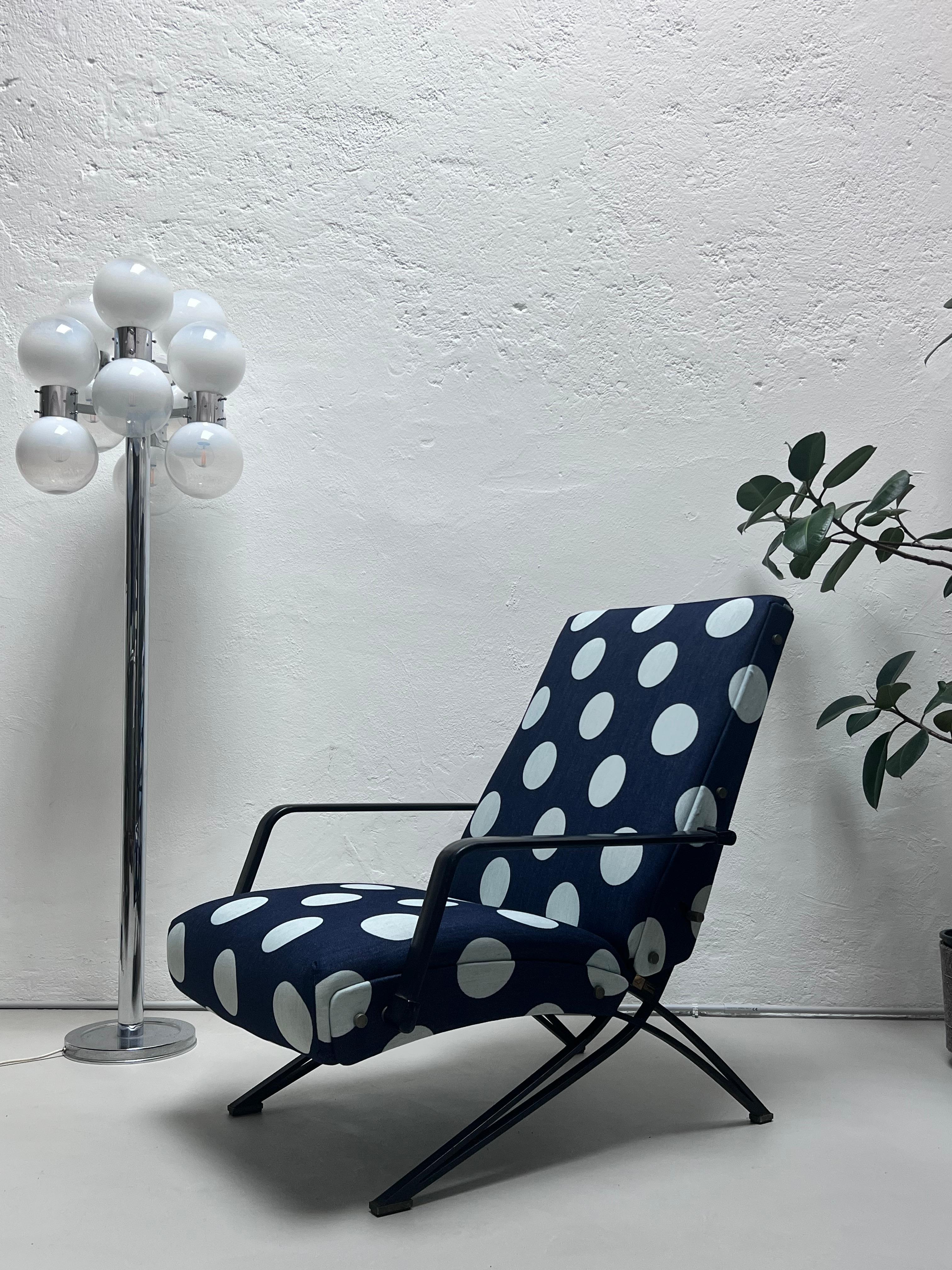 Chaise longue inclinable Formanova des années 1960, conçue par Giulio Moscatelli, récemment retapissée par un professionnel avec un tissu à pois de type denim. 

Possiblement inspiré de la chaise longue P40 d'Osvaldo Borsani, conçue pour Tecno une