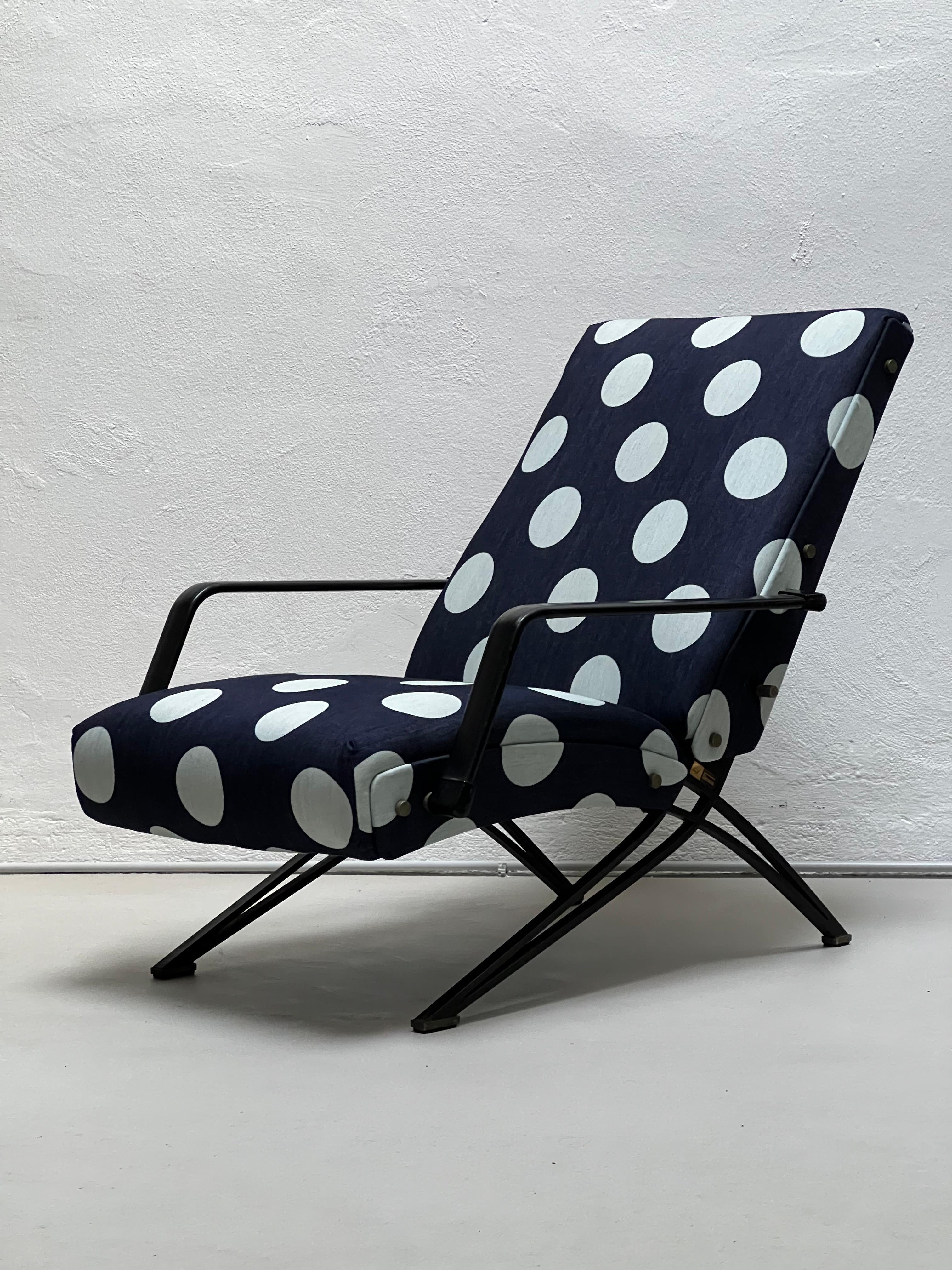 Vintage 1960s Formanova Reclining Armchair by Giulio Moscatelli Polka Dot Fabric In Good Condition For Sale In Milano, IT