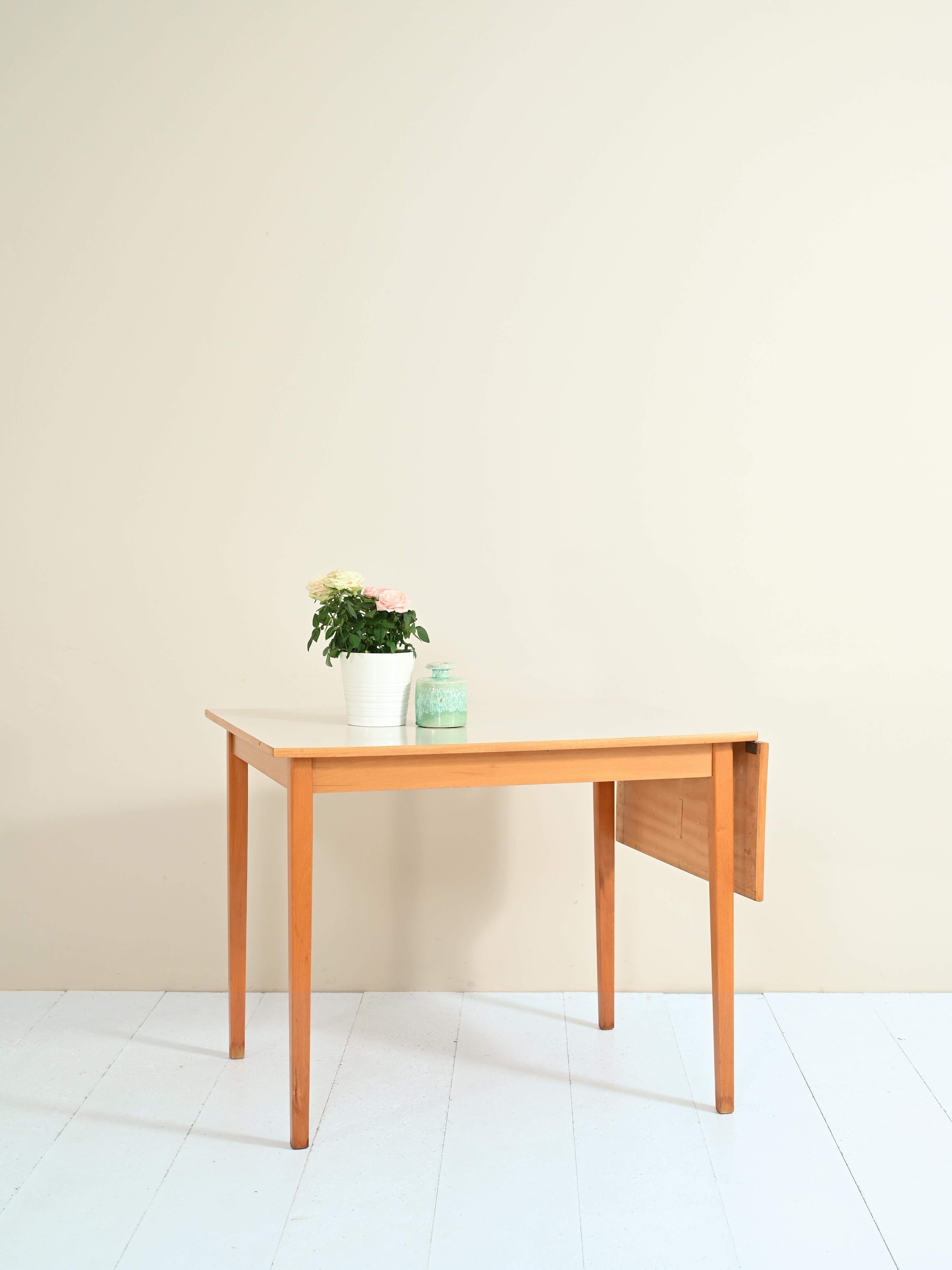 Scandinavian oak table with Formica top.

Thanks to the side extension the length of the table becomes 120cm.

Good vintage condition. Pay attention to the photographs.
 

