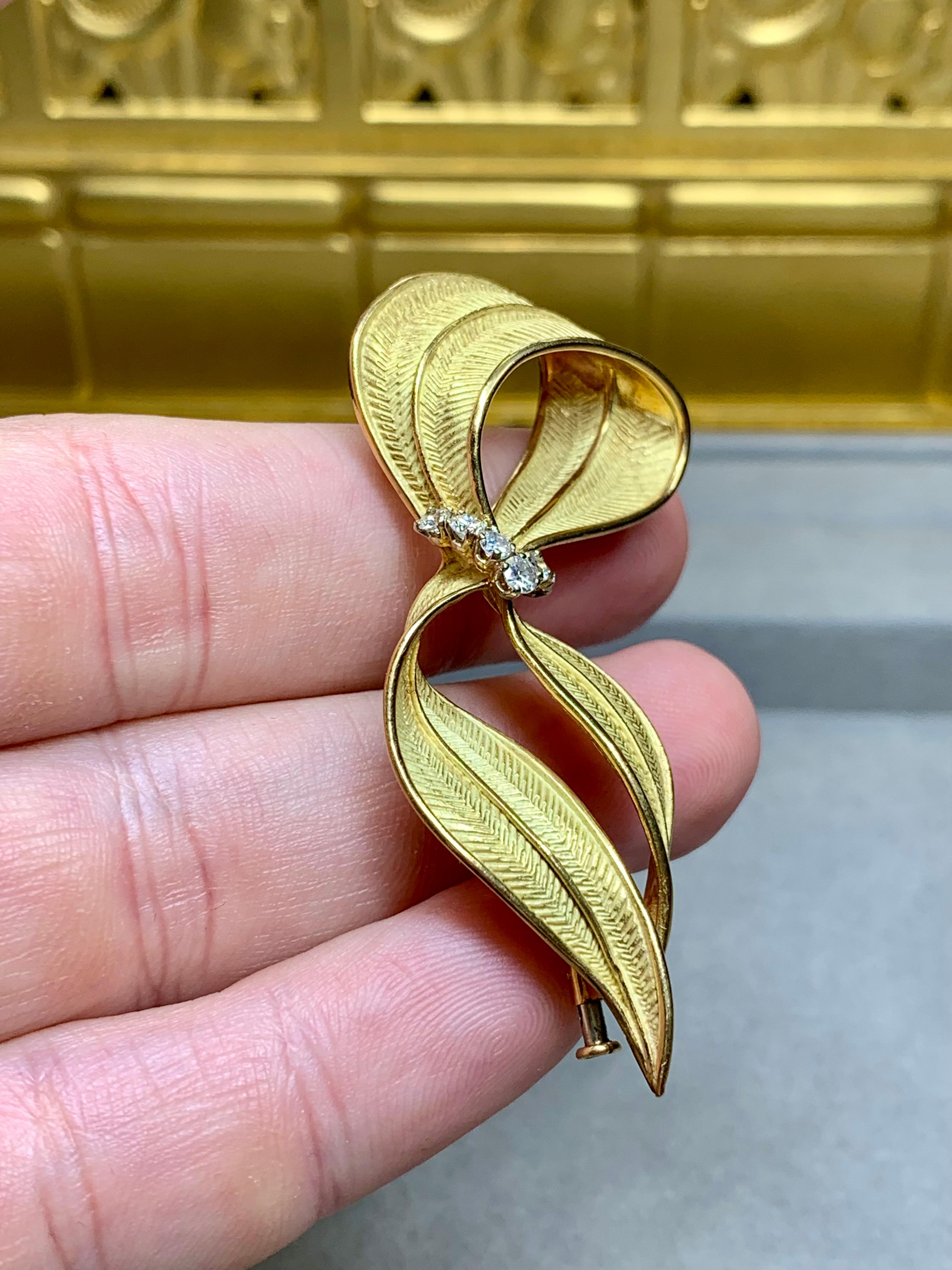 Vintage 1960’s FRENCH 18K Yellow Gold Diamond Textured Leaf Brooch Pin For Sale 4