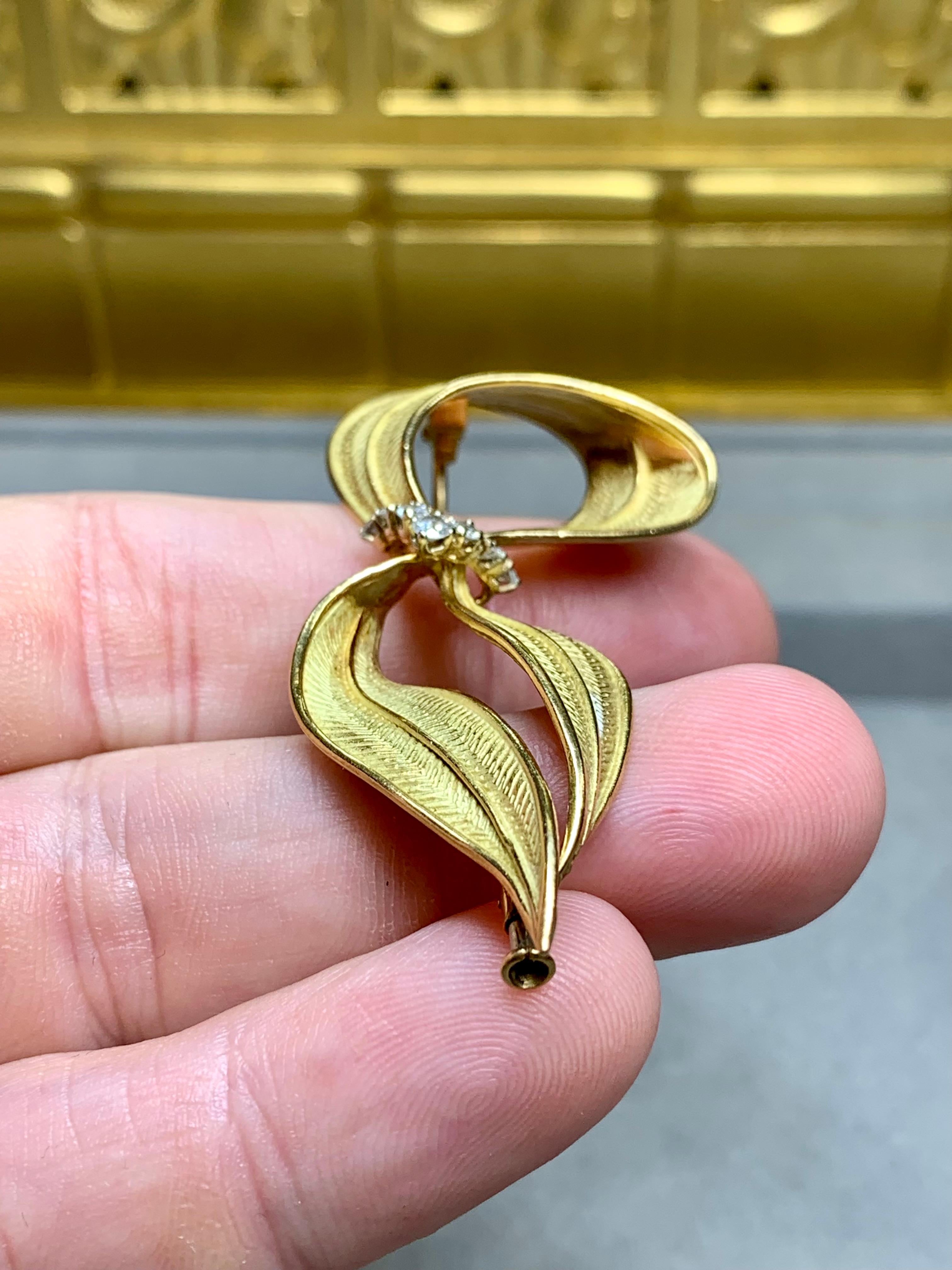 Vintage 1960’s FRENCH 18K Yellow Gold Diamond Textured Leaf Brooch Pin For Sale 5