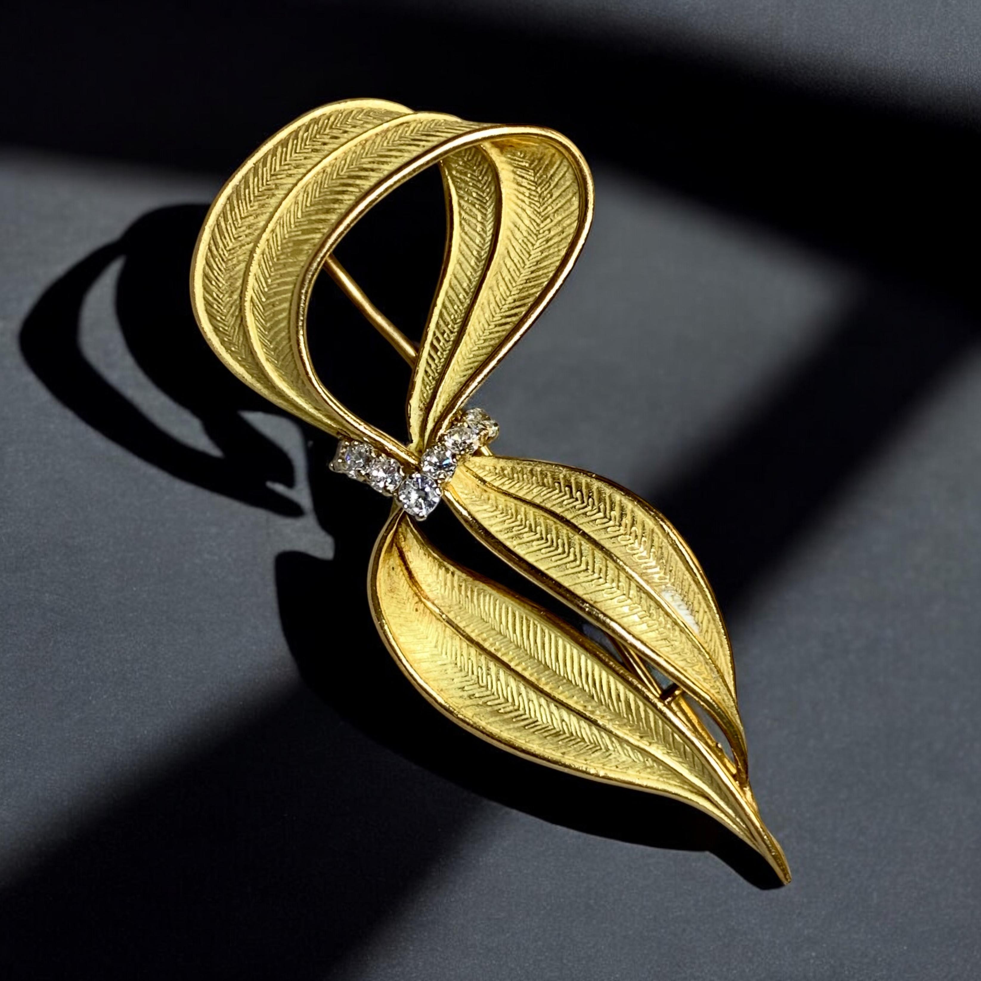 Vintage 1960’s FRENCH 18K Yellow Gold Diamond Textured Leaf Brooch Pin For Sale 6