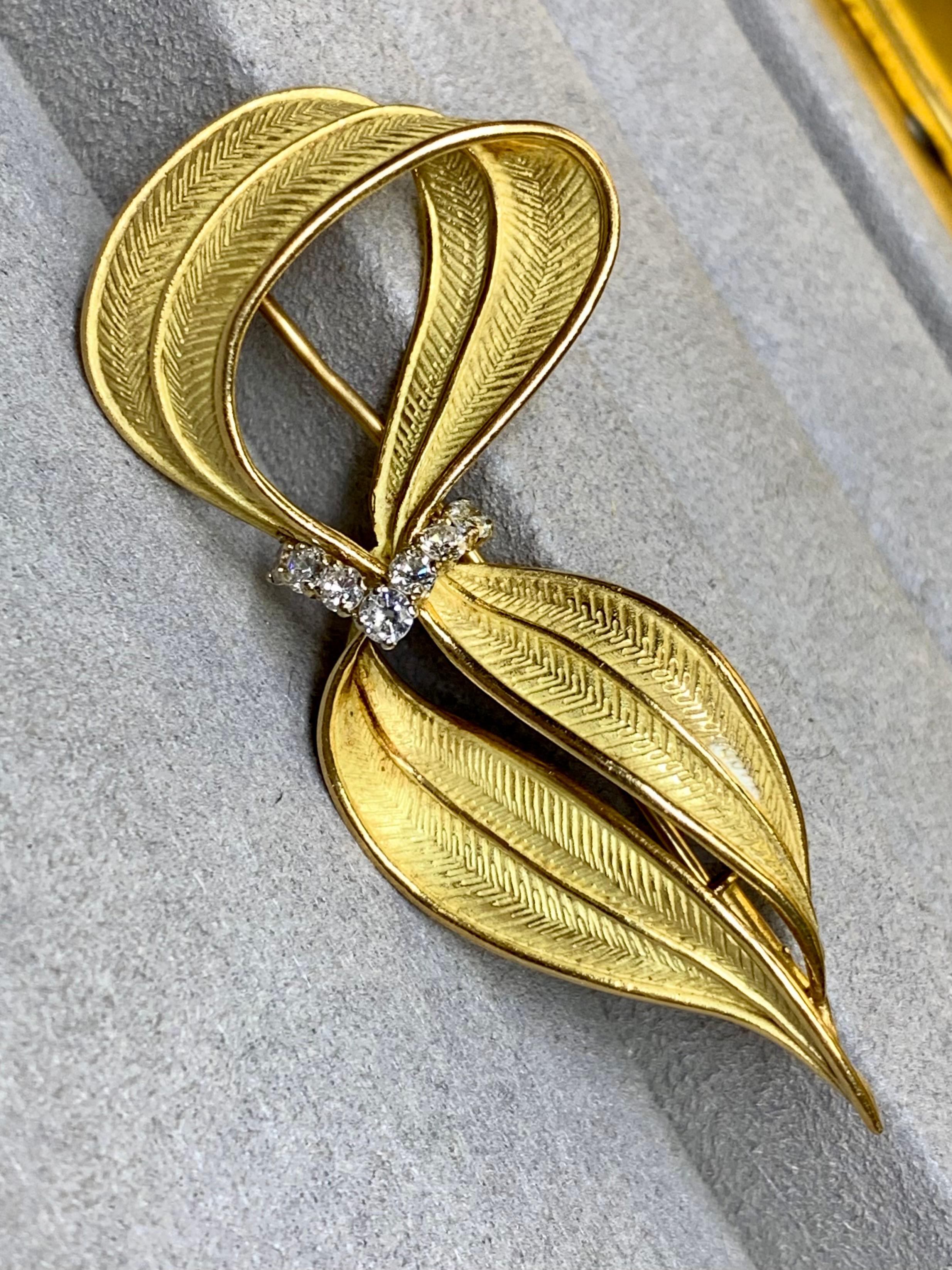 Women's or Men's Vintage 1960’s FRENCH 18K Yellow Gold Diamond Textured Leaf Brooch Pin For Sale