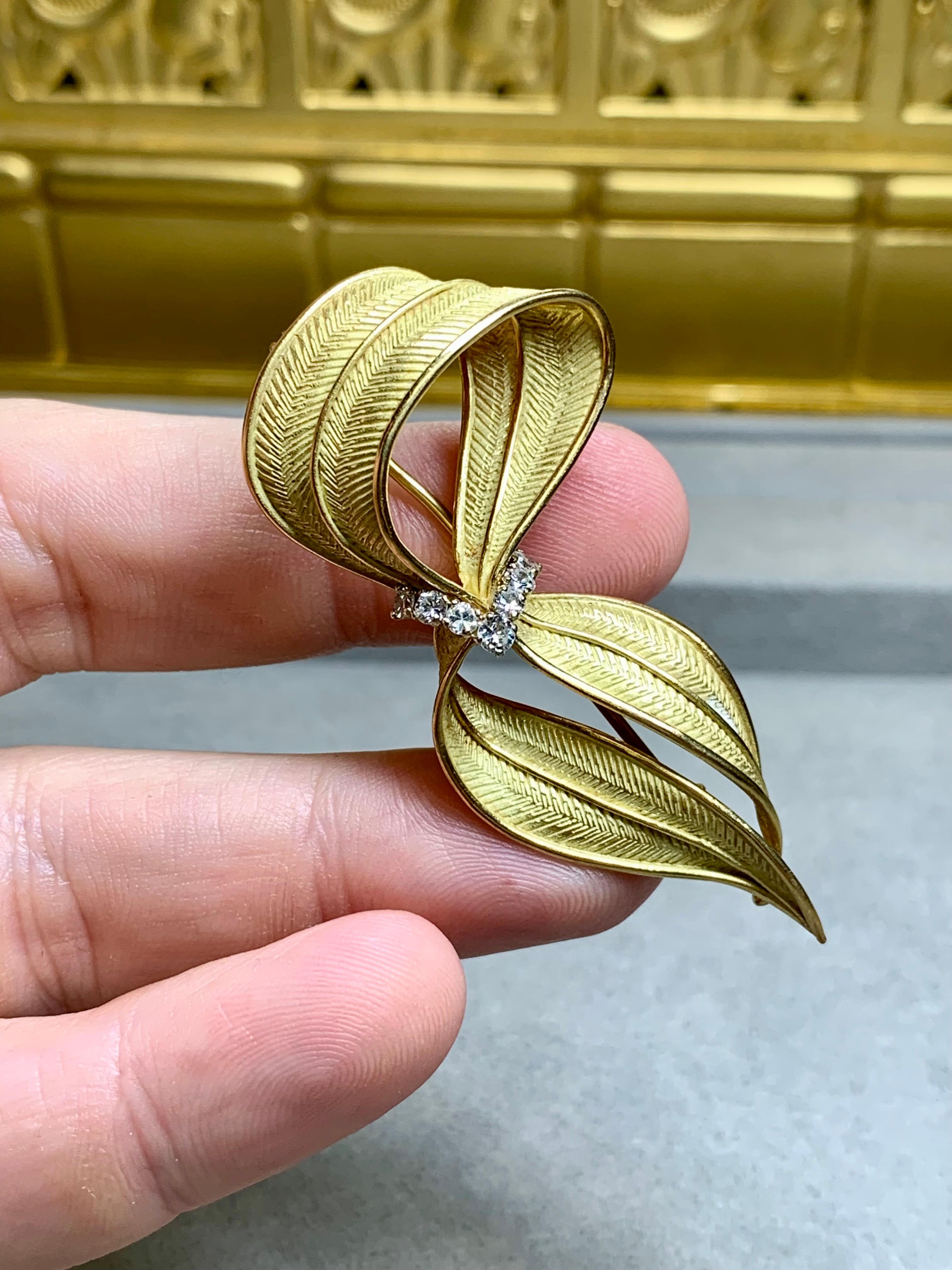 Vintage 1960’s FRENCH 18K Yellow Gold Diamond Textured Leaf Brooch Pin For Sale 2