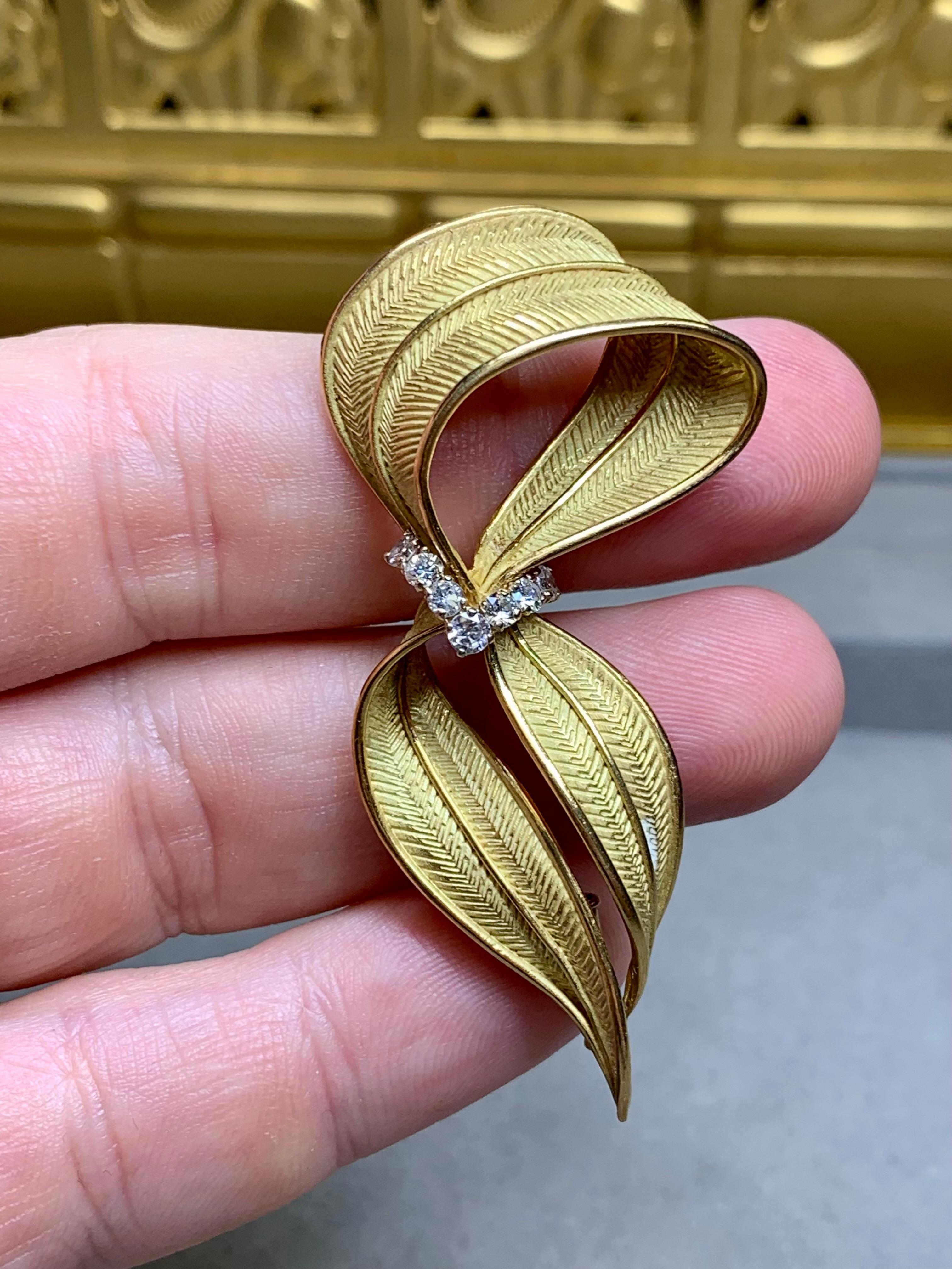 Vintage 1960’s FRENCH 18K Yellow Gold Diamond Textured Leaf Brooch Pin For Sale 3
