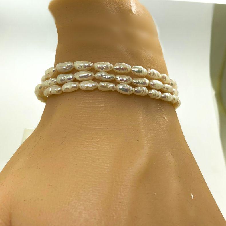 Vintage 1960's Freshwater Pearl Bracelet, Triple stand, with 18ct Yellow Gold clasp, beautiful piece.
Triple Strand 18cm long Freshwater Pearl Bracelet.
Three varied 18cm strands, each containing:
Sixty drilled rice shaped freshwater white pearls,