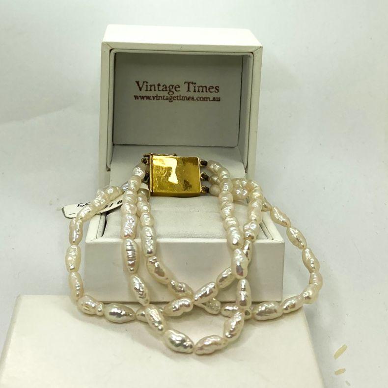 Vintage 1960's Freshwater Pearl Bracelet, Triple stand In Good Condition For Sale In BALMAIN, NSW