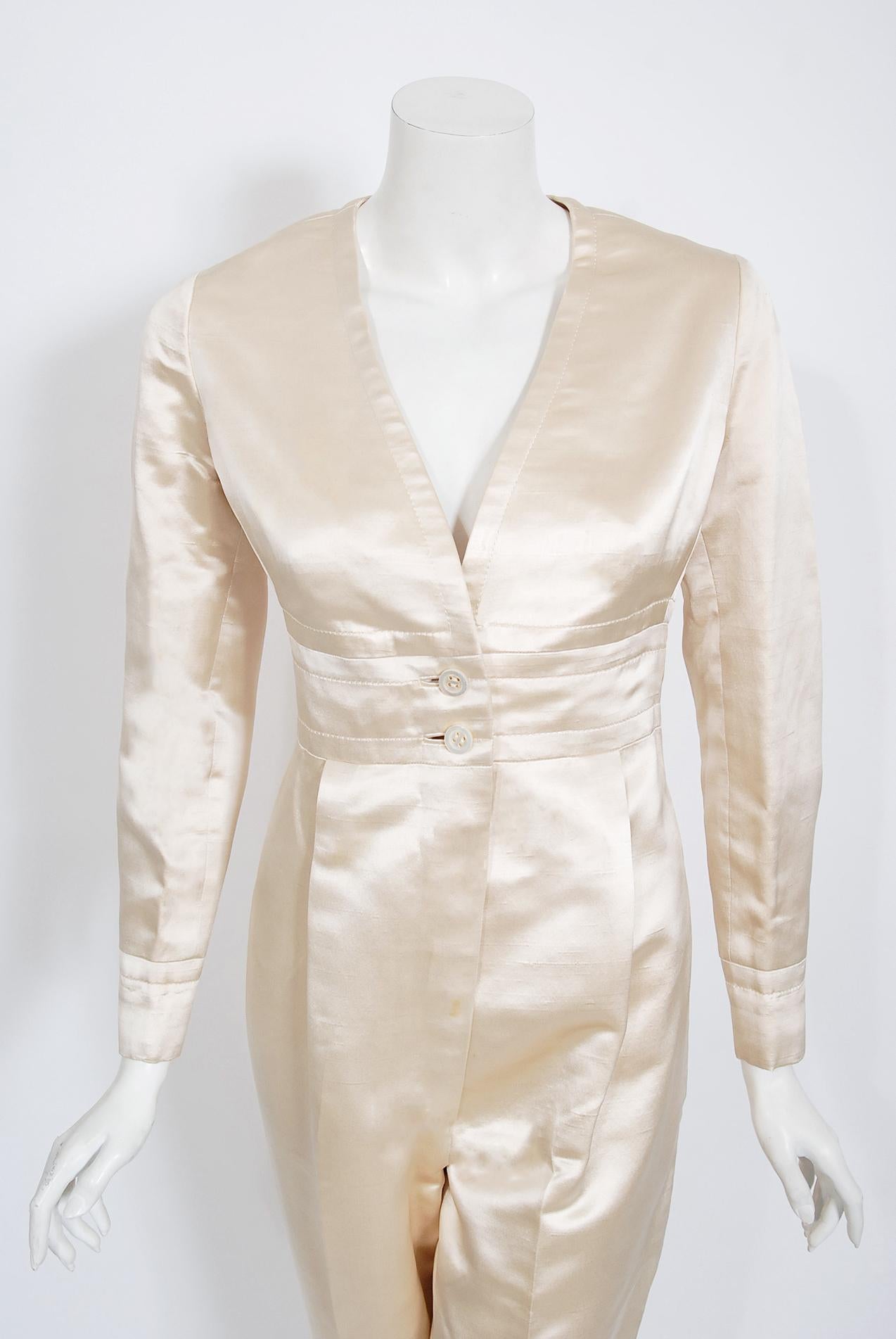 Vintage 1960er Jahre Vintage 1960er Galanos Couture Elfenbeinfarbener Seiden-Satin-Overall mit langen Ärmeln  (Beige) im Angebot