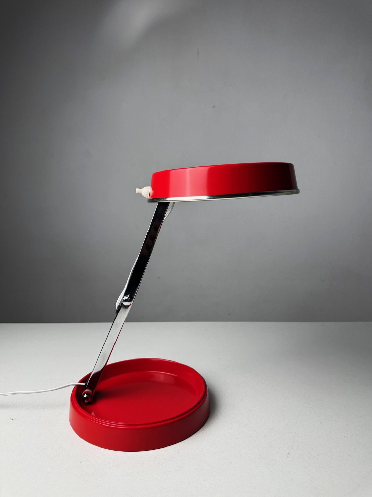 Vintage 1960s GEI Foldable Table Lamp - Mid-Century Modern Spanish Design

Découvrez le mélange parfait de fonctionnalité et de style avec cette rare lampe de table pliable de GEI, un design remarquable des années 1960. Cette lampe compacte et