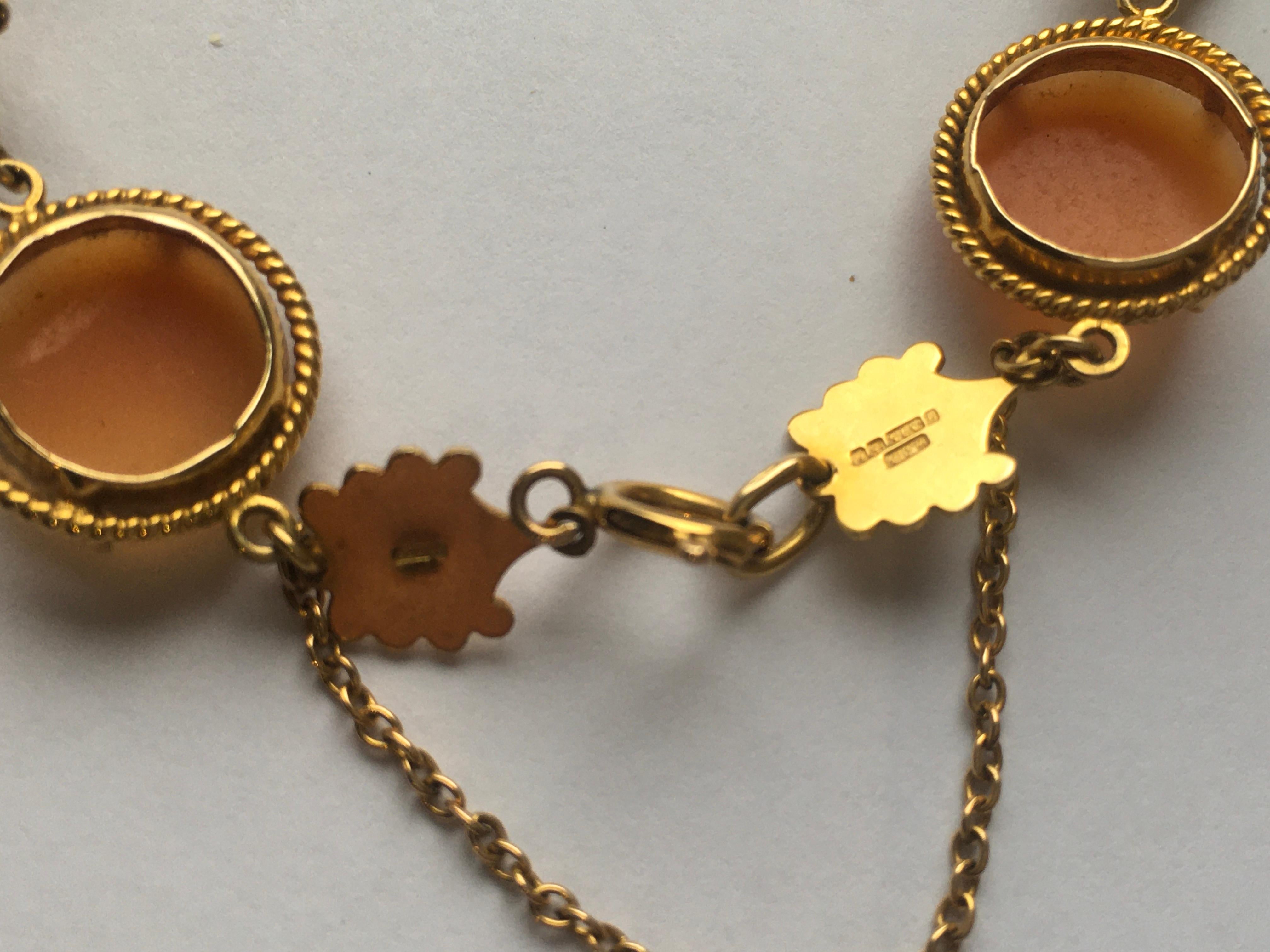 Vintage 1960’s Gold and Cameo Bracelet In Good Condition In Dordogne, FR
