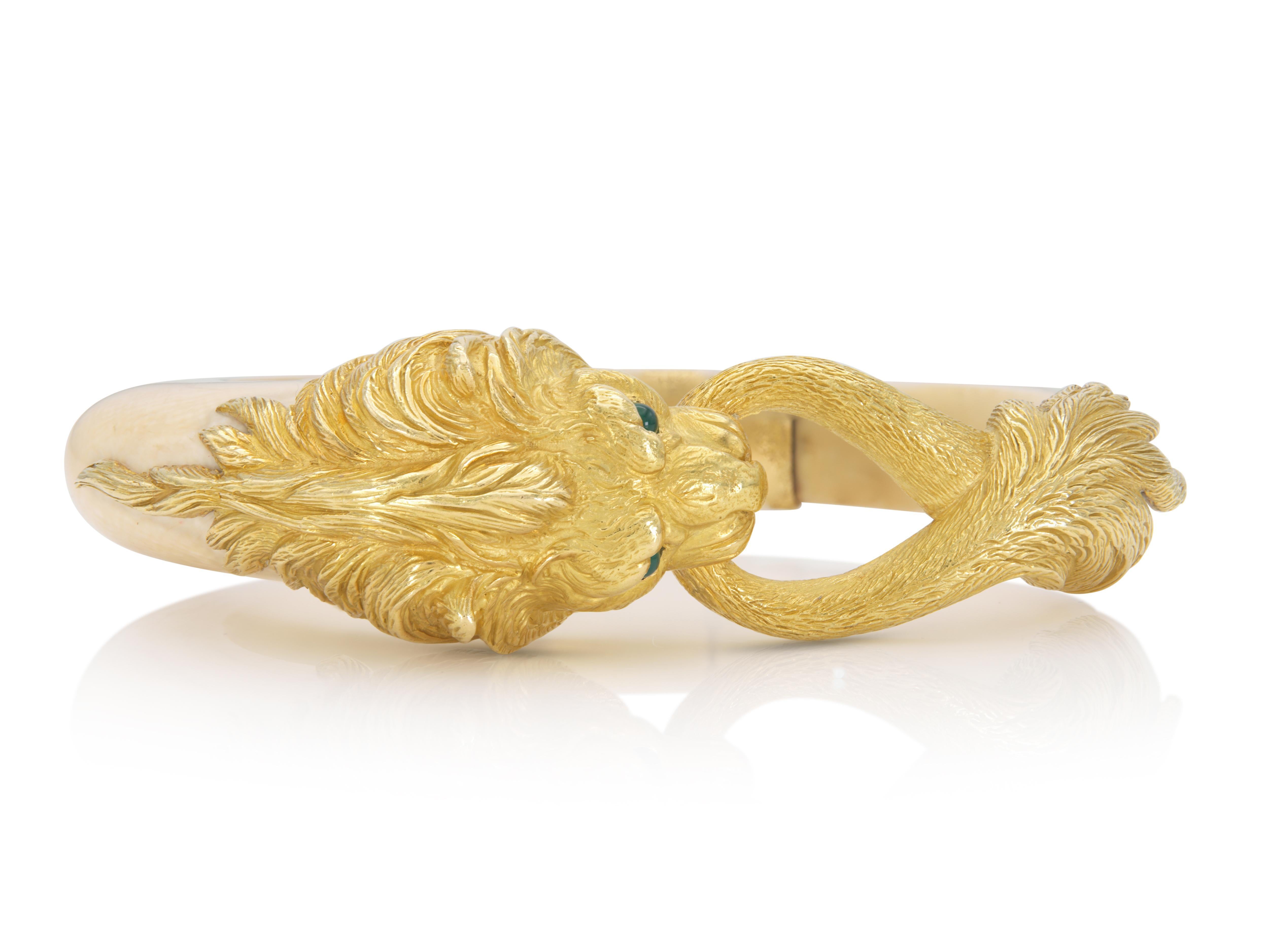 Finement travaillée en or jaune 18 carats et en os avec des émeraudes cabochon pour les yeux.
Circa 1960s
Taille 7 1/4