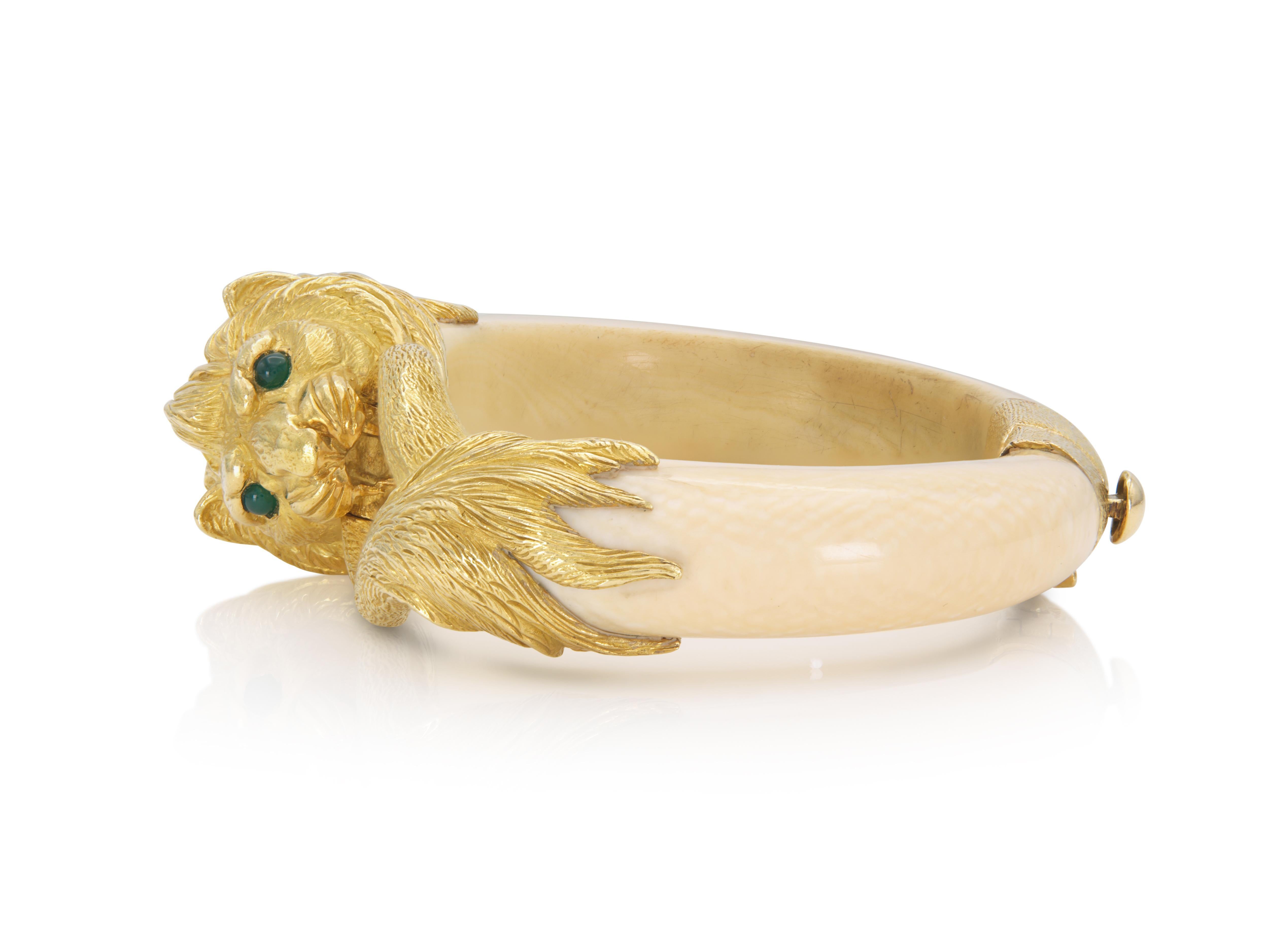 Taille mixte Bracelet lion vintage en or et os avec émeraudes, années 1960 en vente