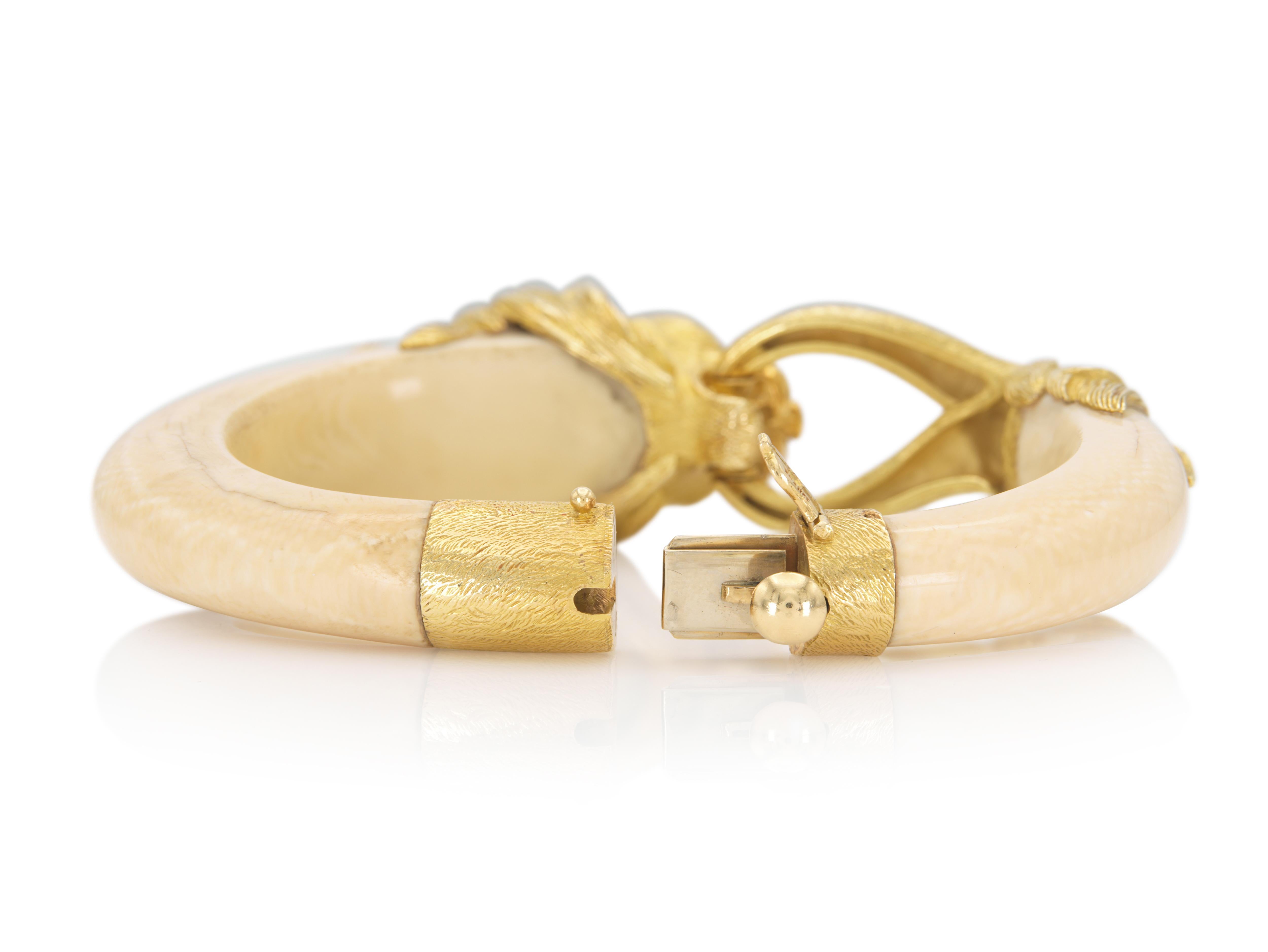 Bracelet lion vintage en or et os avec émeraudes, années 1960 Bon état - En vente à New York, NY