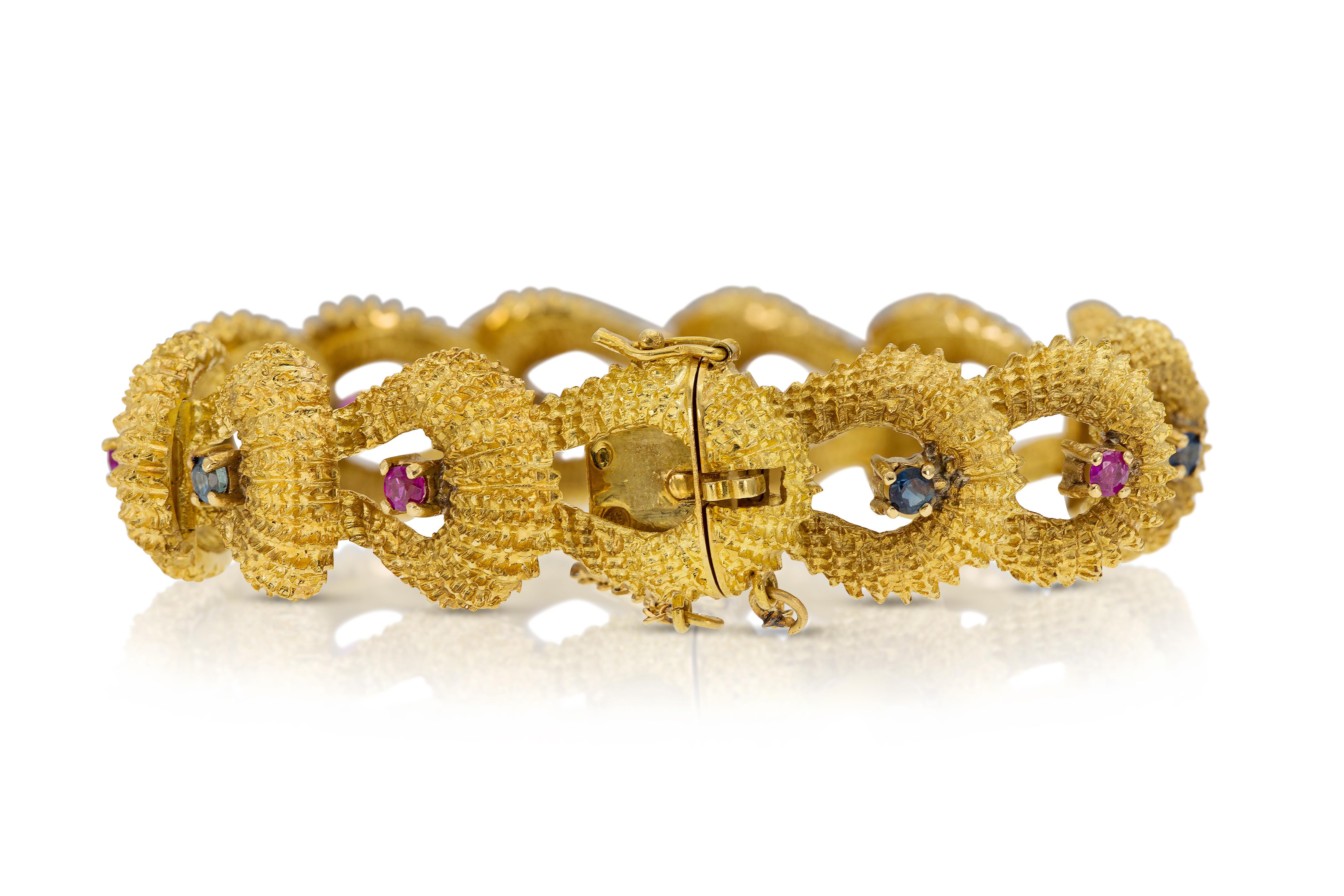 Pulsera vintage de oro de los años 60 con rubíes y zafiros Corte redondo en venta