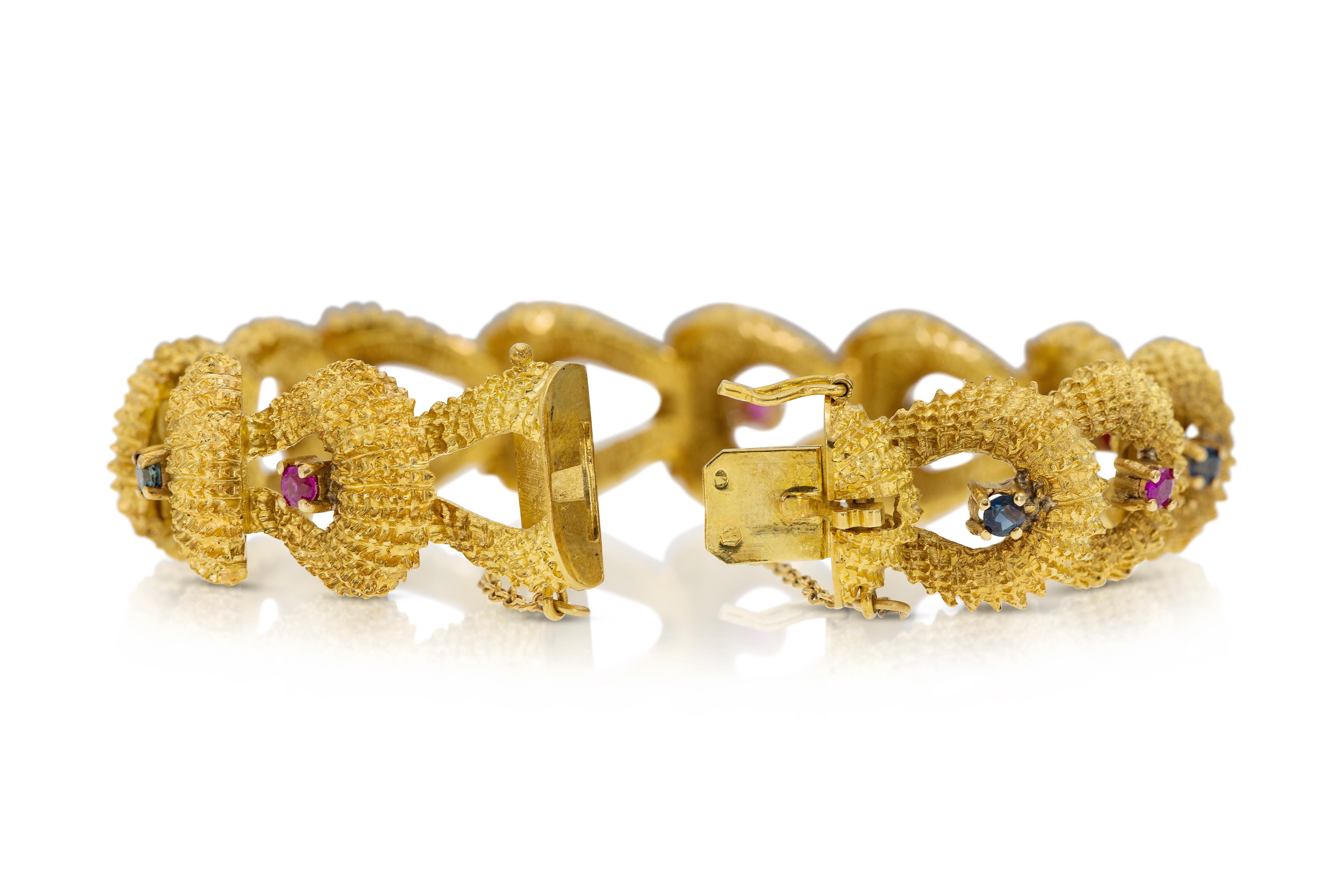 Pulsera vintage de oro de los años 60 con rubíes y zafiros en Bueno estado para la venta en New York, NY