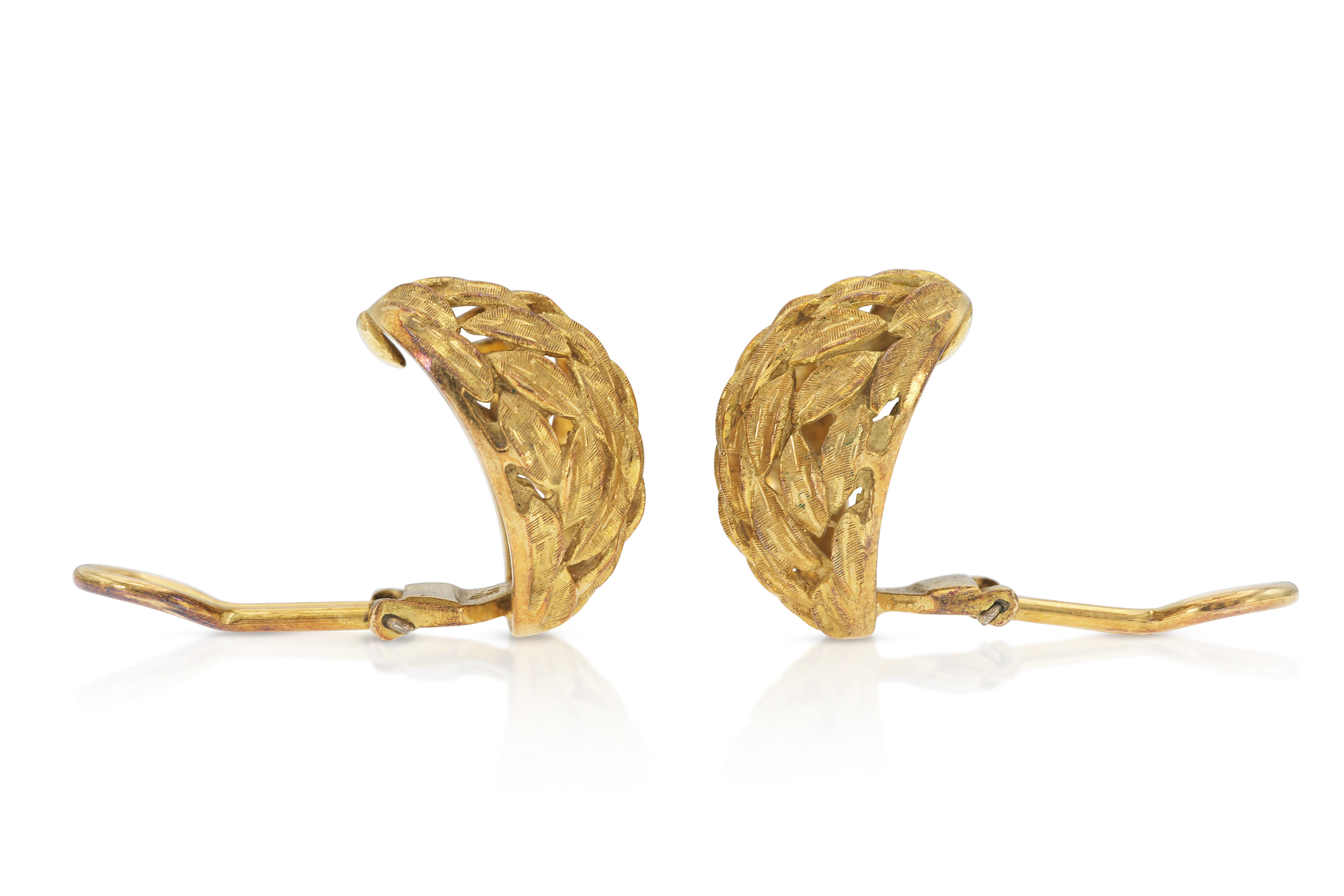 Pendientes vintage de oro de los años 60 con cúpula de plumas en Bueno estado para la venta en New York, NY
