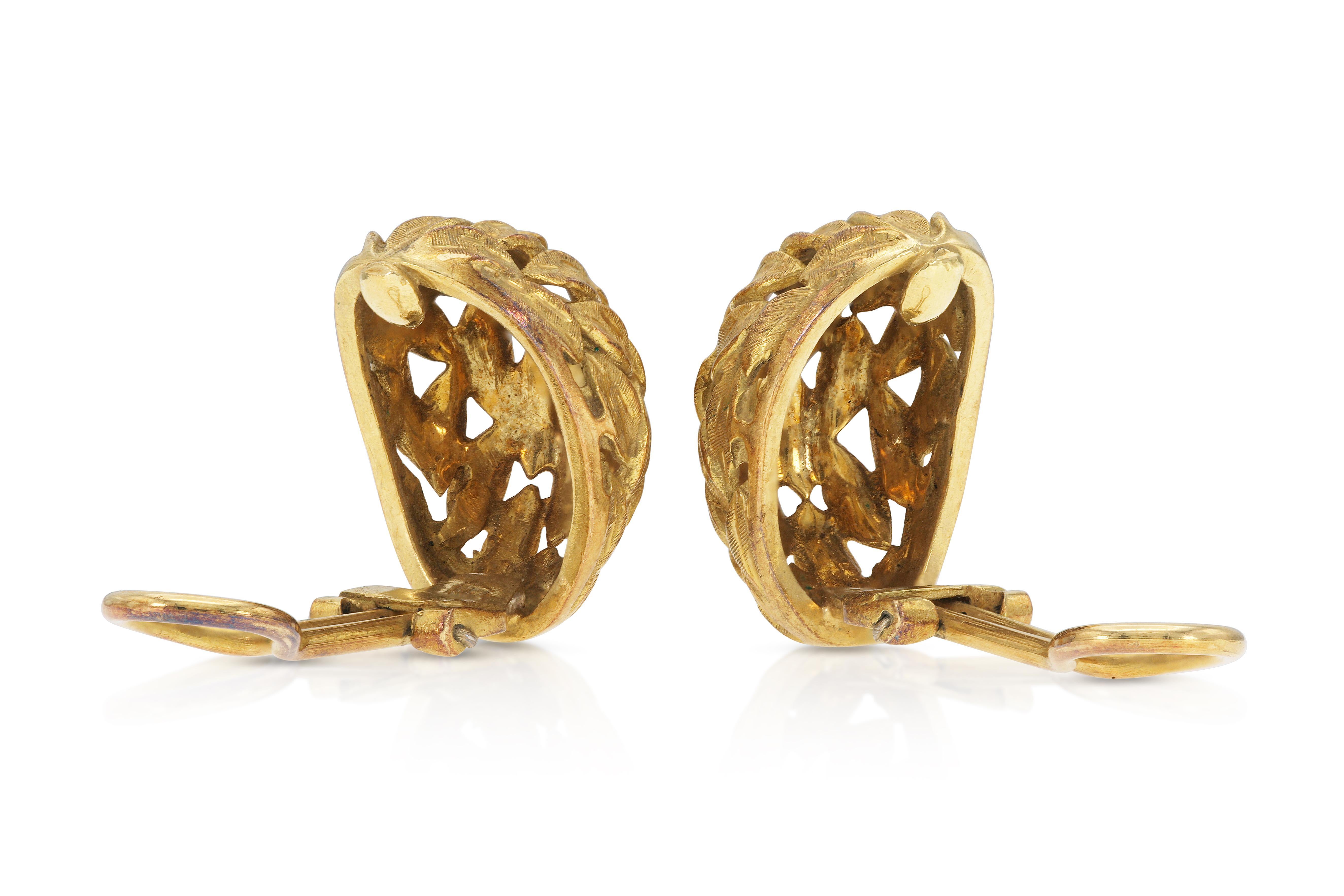 De las mujeres Pendientes vintage de oro de los años 60 con cúpula de plumas en venta