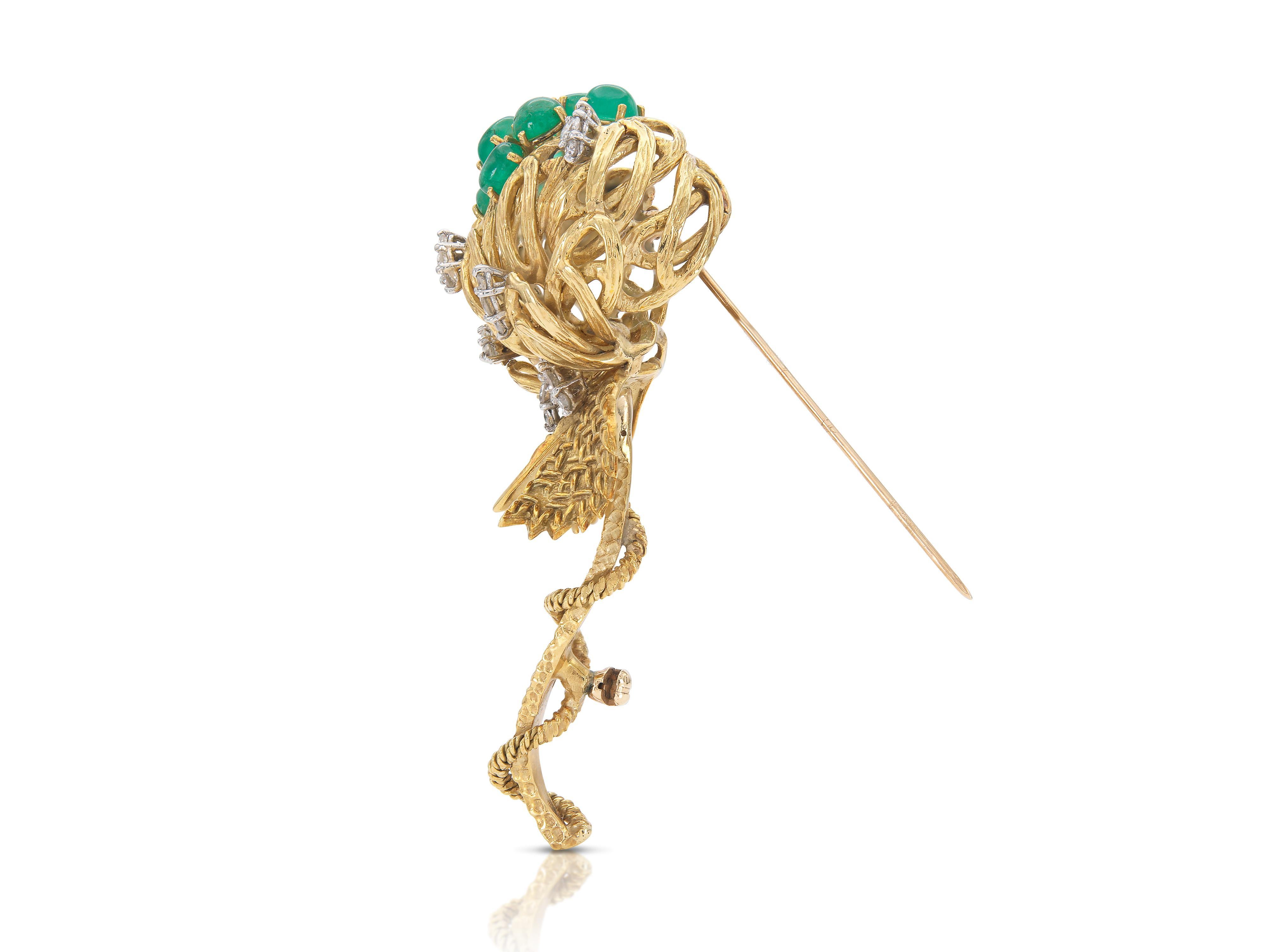 Taille cabochon Vintage 1960s Gold Flower Brooch with Emeralds and Diamonds (Broche fleur en or avec émeraudes et diamants) en vente