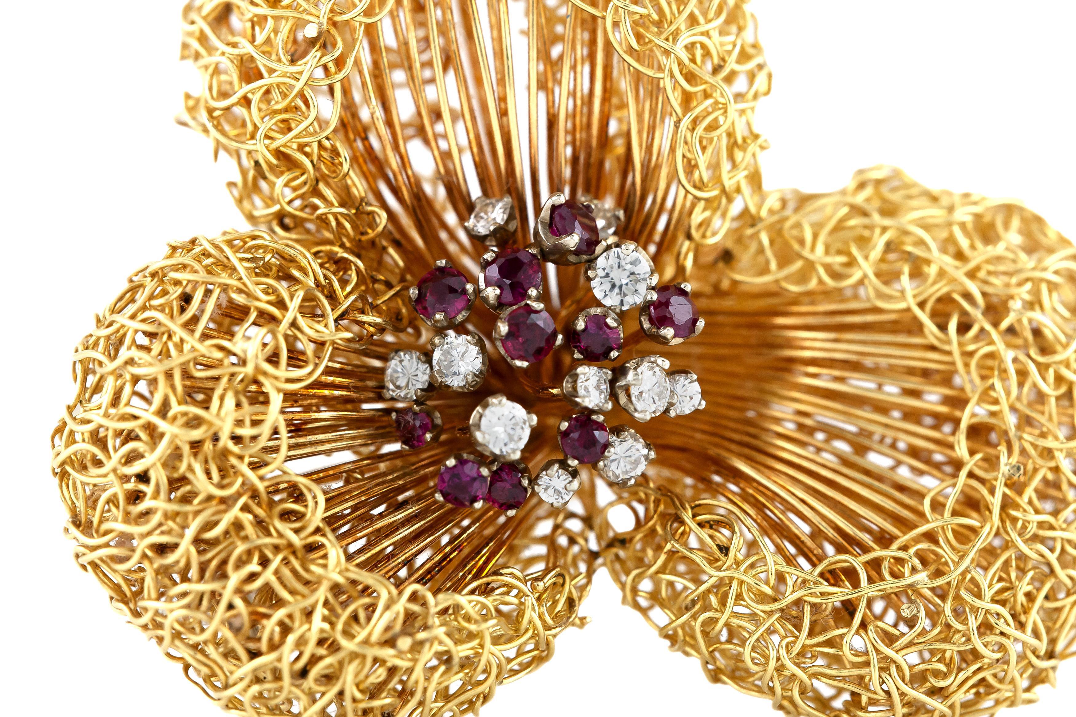 Vintage 1960s Gold Flower Brooch with Rubies and Diamonds In Good Condition For Sale In New York, NY
