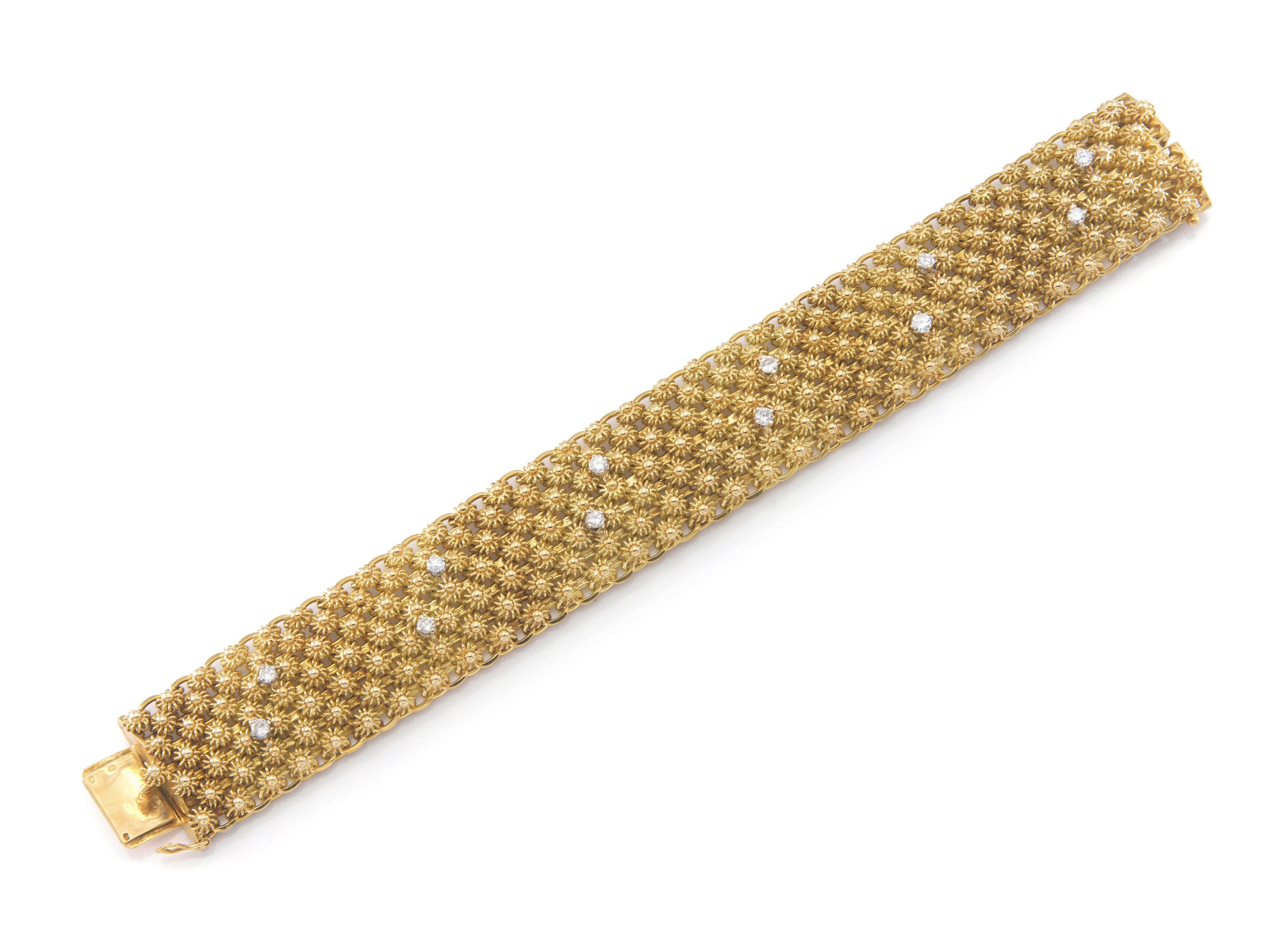 Finement réalisé en or jaune 18k avec des diamants ronds de taille brillant pesant environ 1,00 carat au total.
Fabriqué en France
Circa 1960s
7 1/2 x 1 pouce