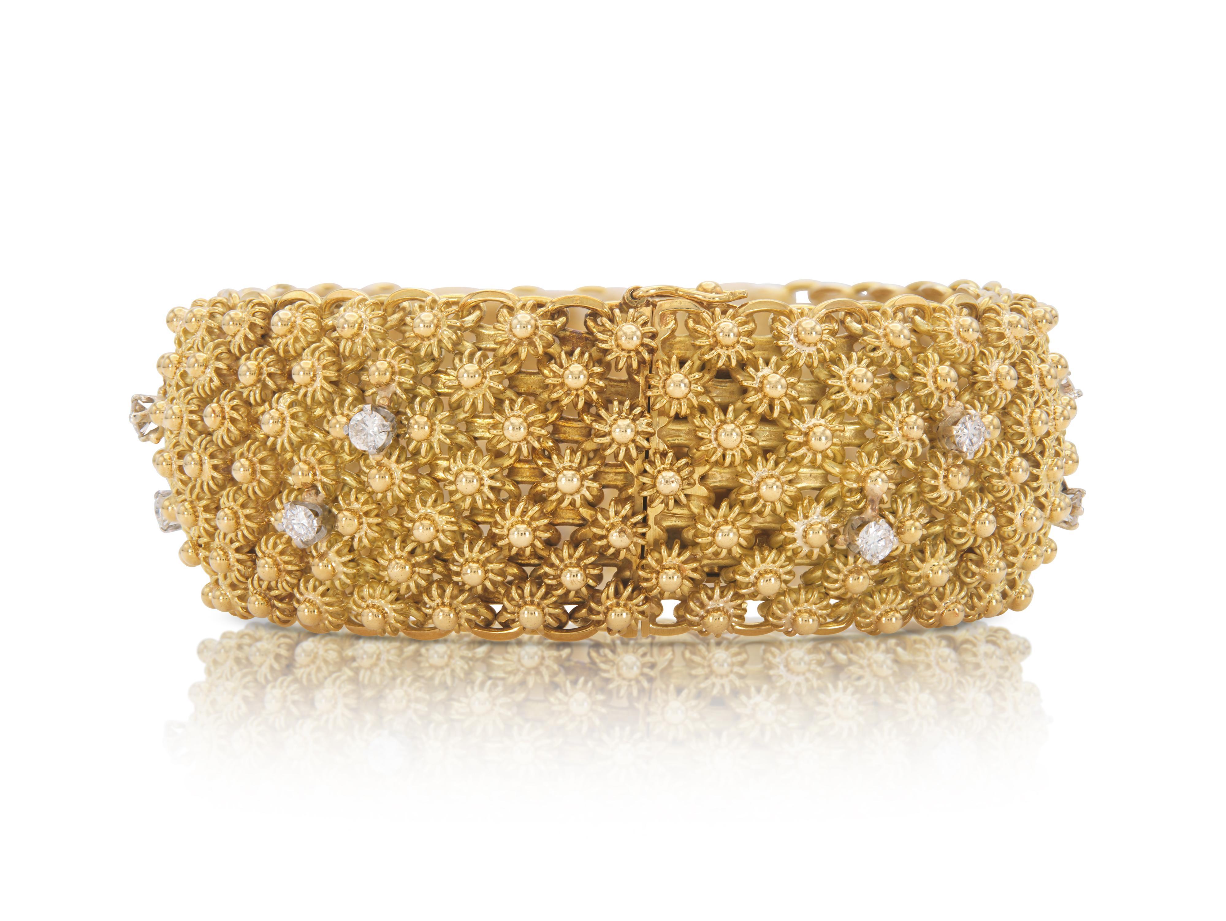 Taille ronde Vintage 1960s Bracelet large en or avec fleurs et diamants en vente