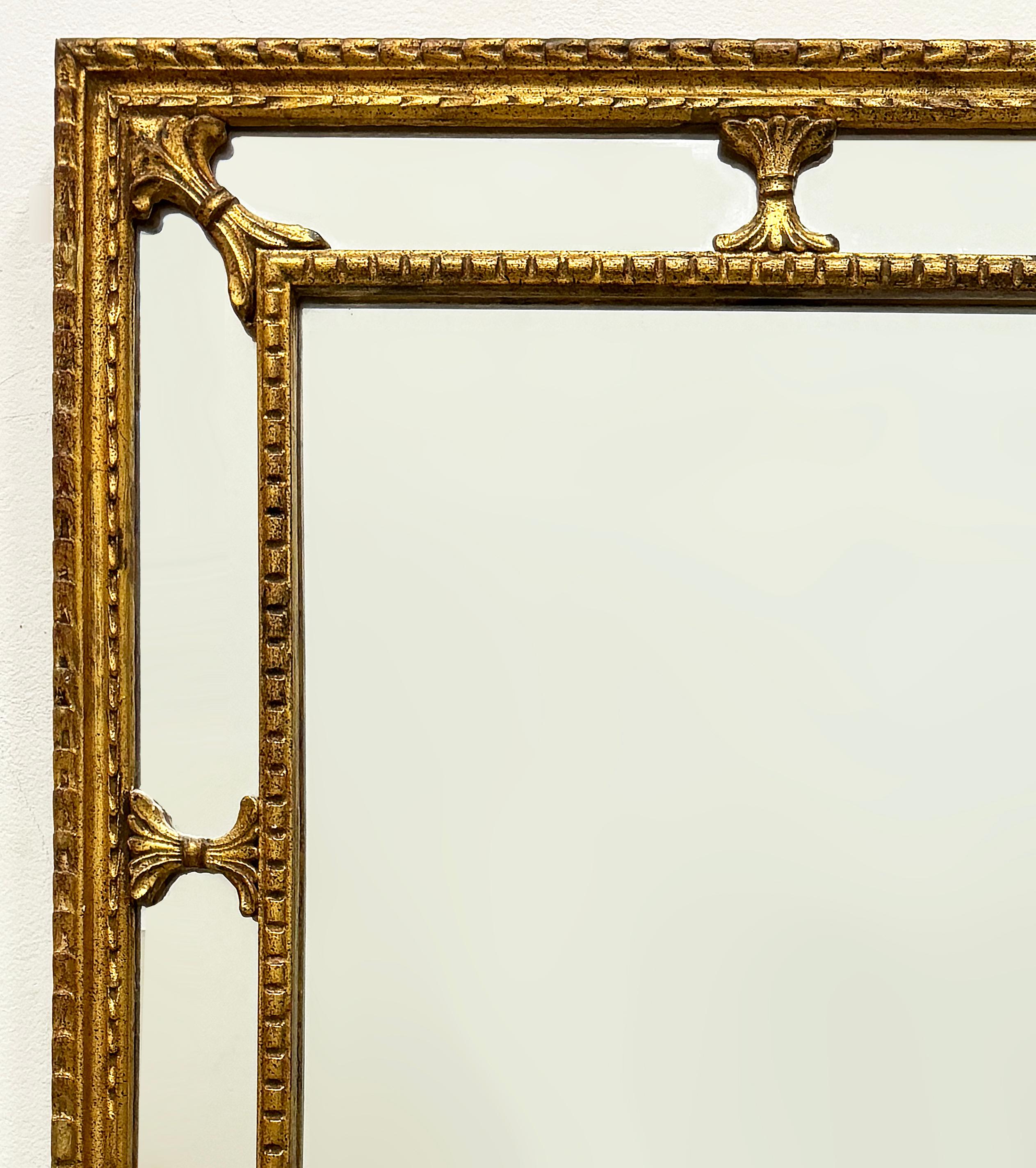 Néoclassique Miroir néoclassique en bois sculpté à la feuille d'or, Vintage 1960s en vente