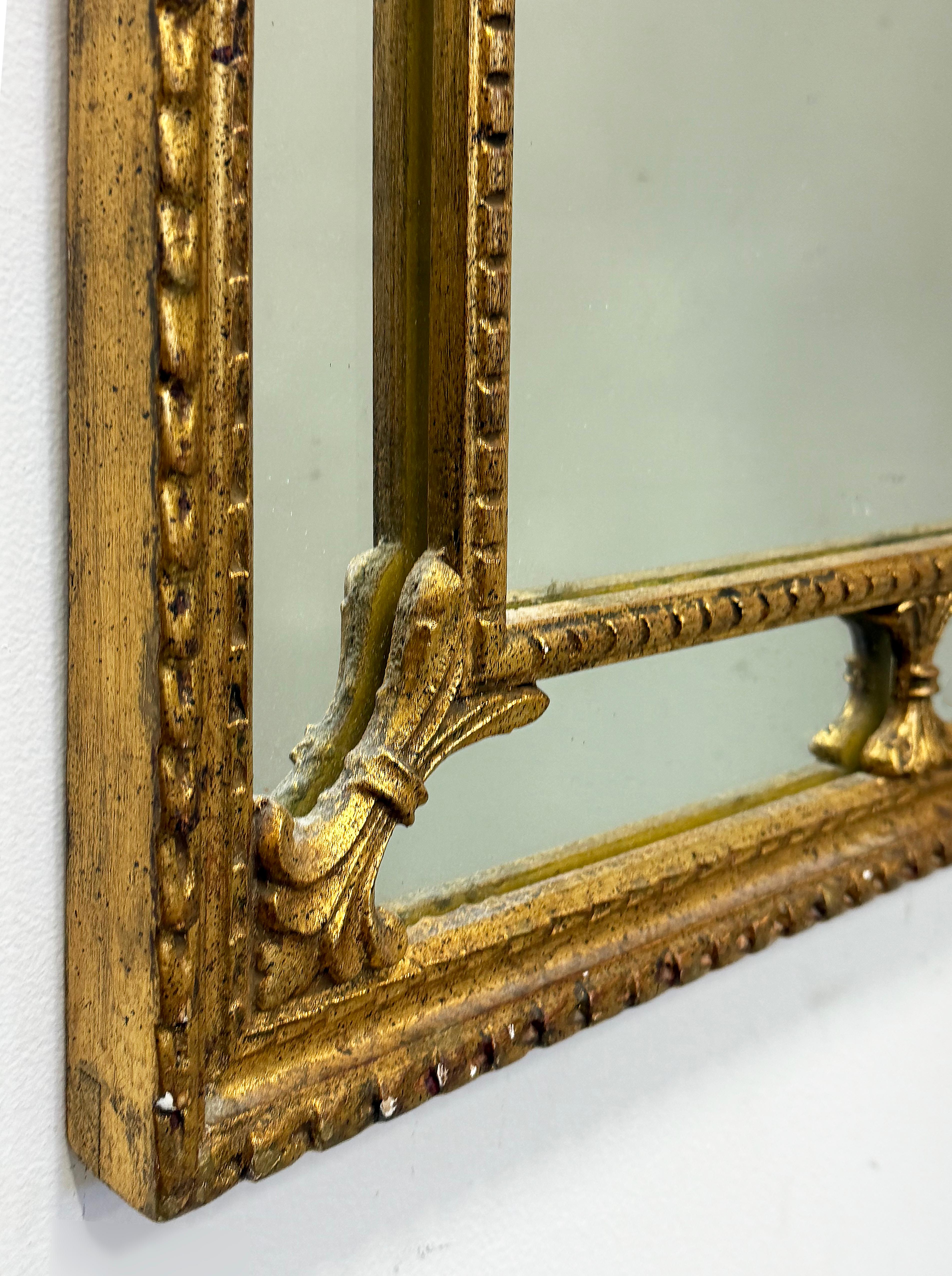 Sculpté Miroir néoclassique en bois sculpté à la feuille d'or, Vintage 1960s en vente