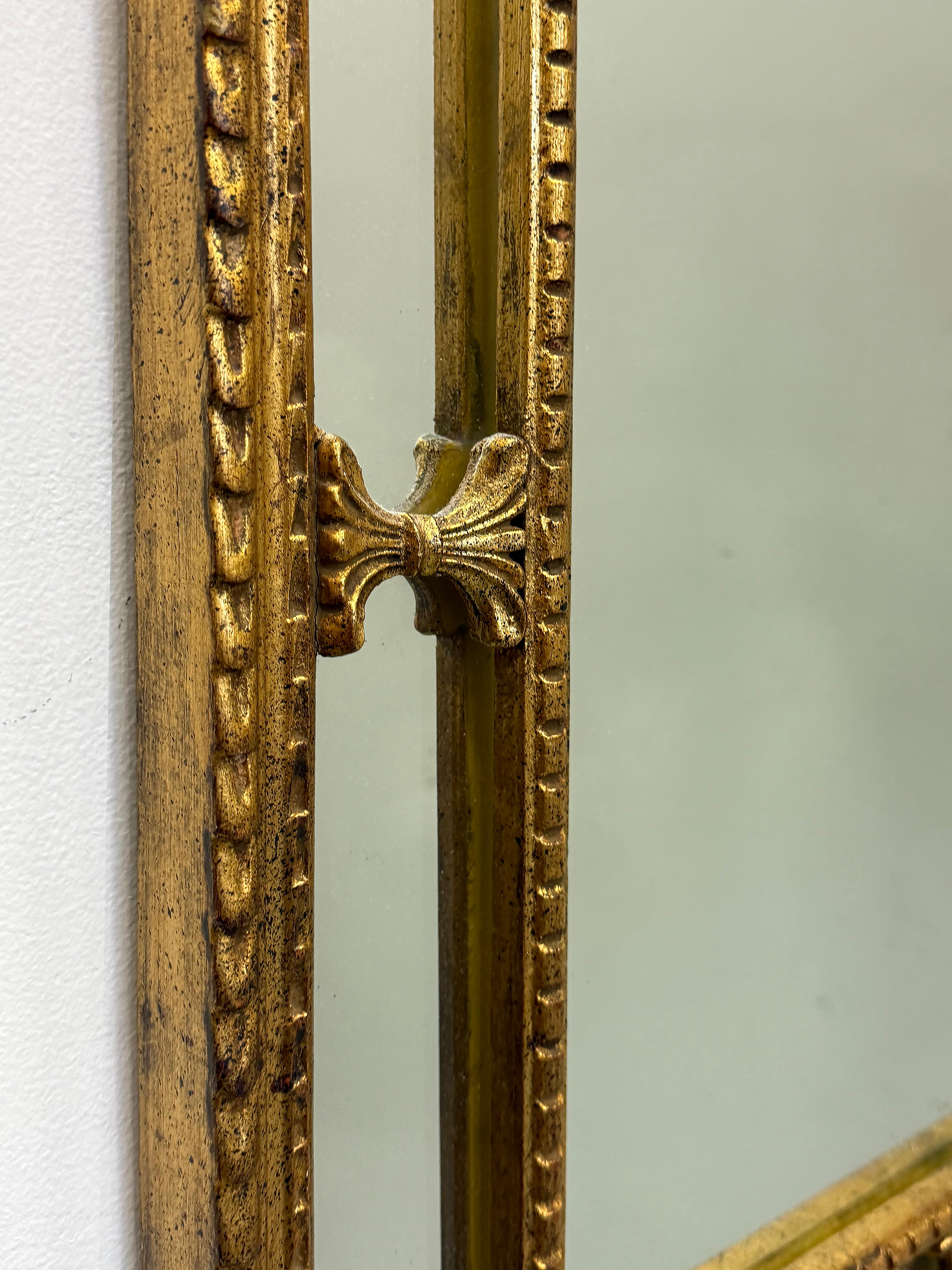 Miroir néoclassique en bois sculpté à la feuille d'or, Vintage 1960s Bon état - En vente à Miami, FL
