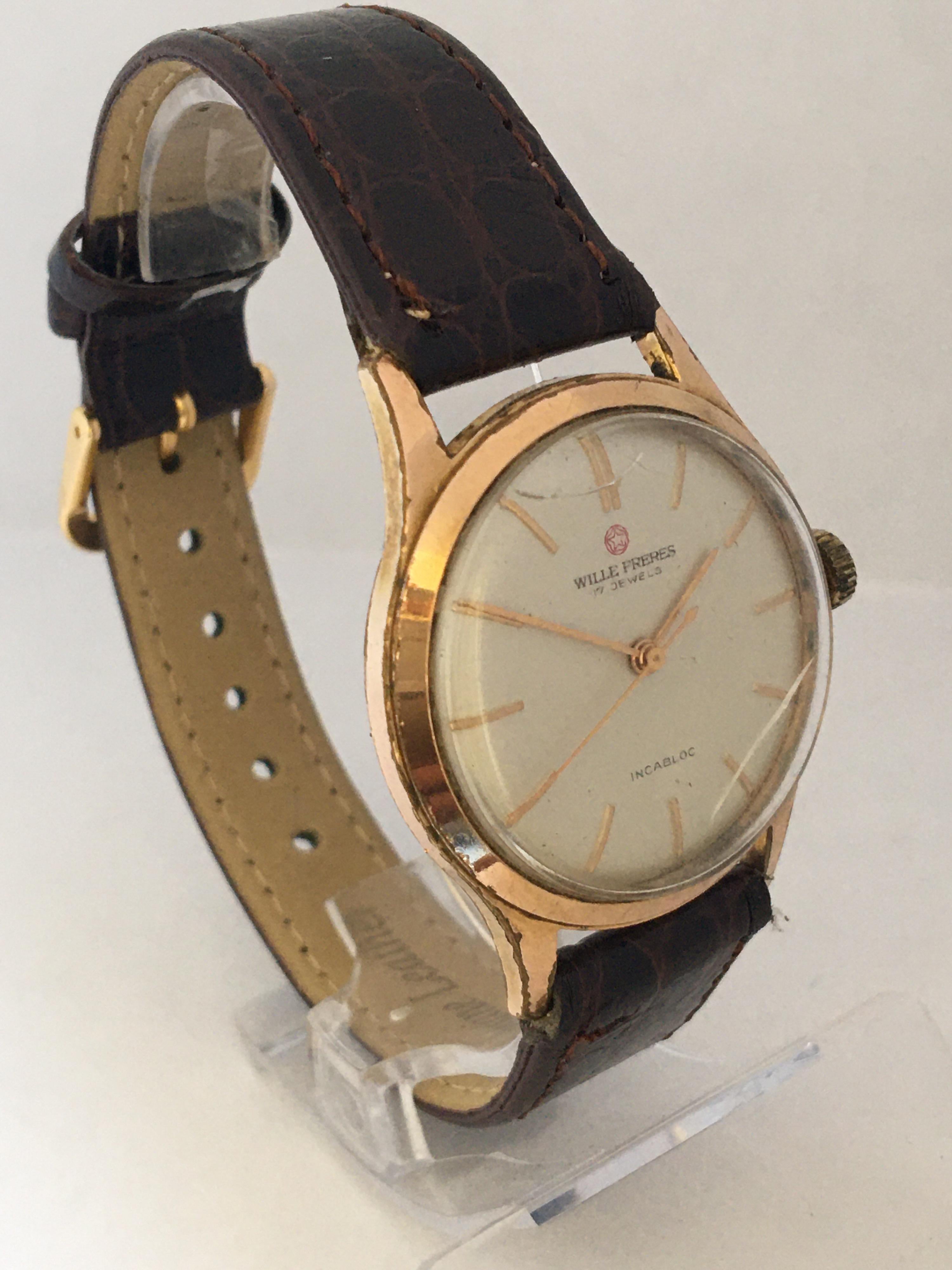 This pre-owned vintage 33mm diameter hand winding Swiss watch is in good working condition and it is running well. Visible signs of ageing and wear with cracks and scratches on the glass as shown. Some tiny scratches on and tarnished on the gold