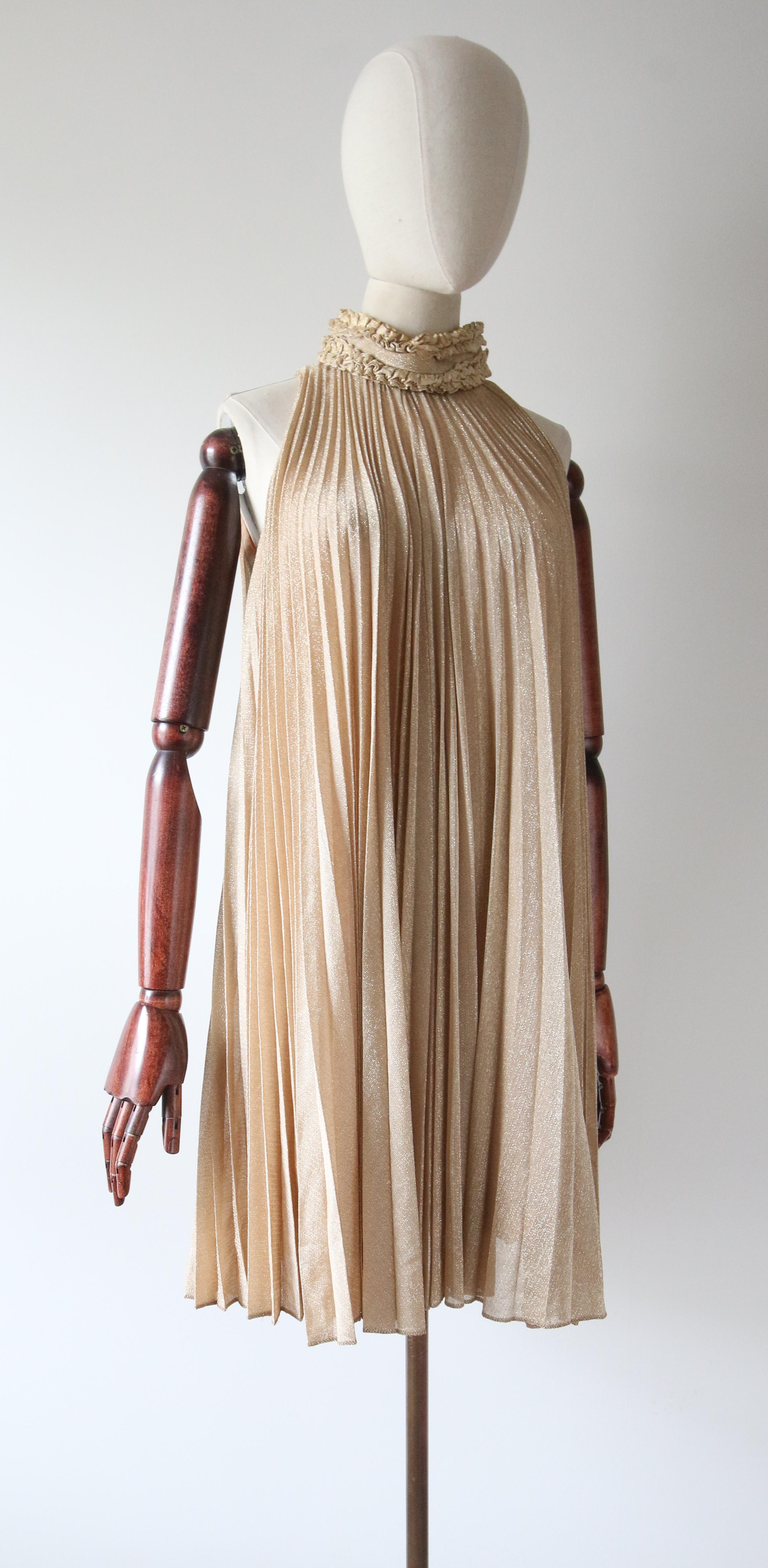 Vestido de lúrex plisado dorado vintage de los años 60 con pliegues en acordeón Vestido de línea A UK 8 US 4 en Bueno estado para la venta en Cheltenham, GB