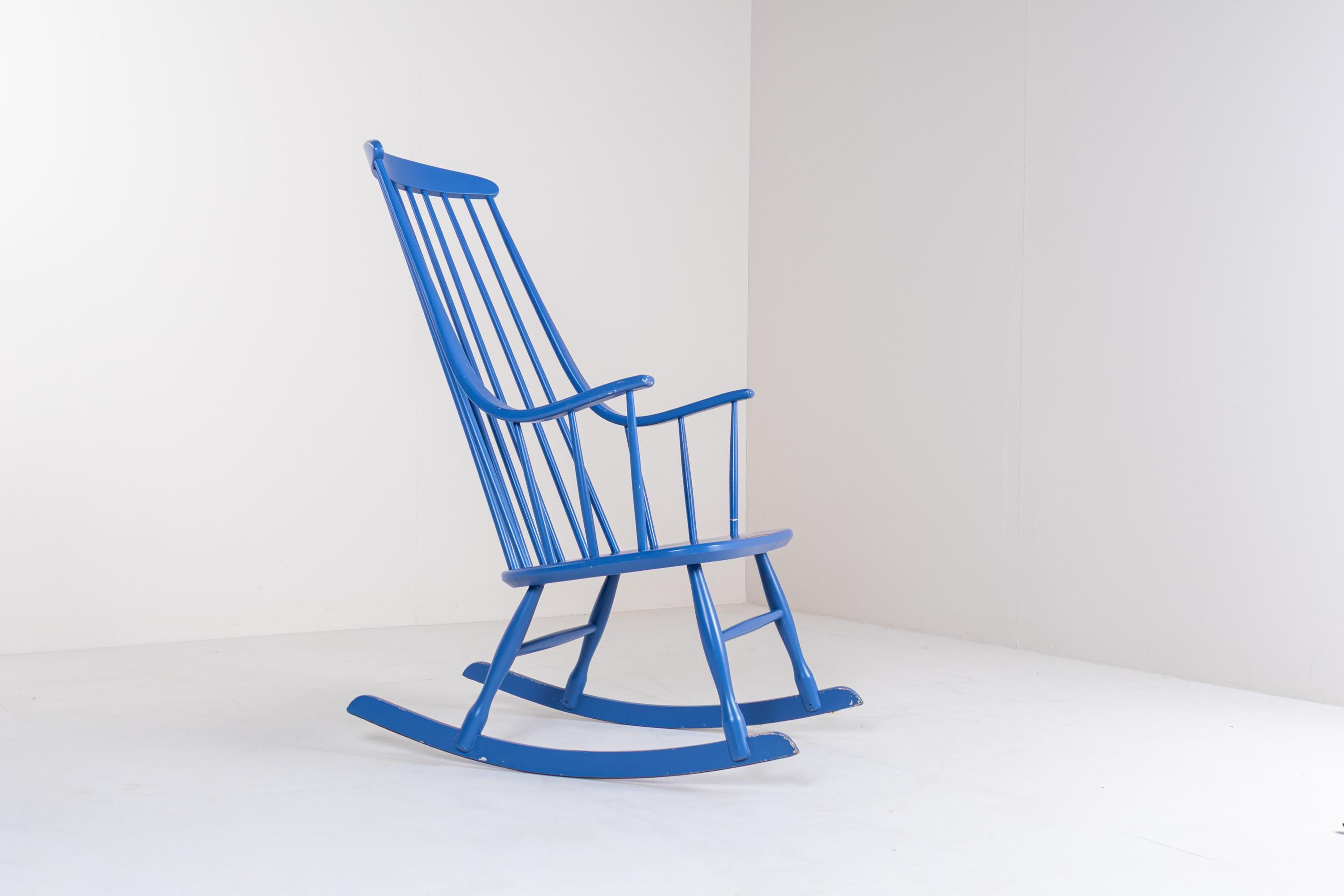 Chaise en bois suédoise emblématique. Modèle 