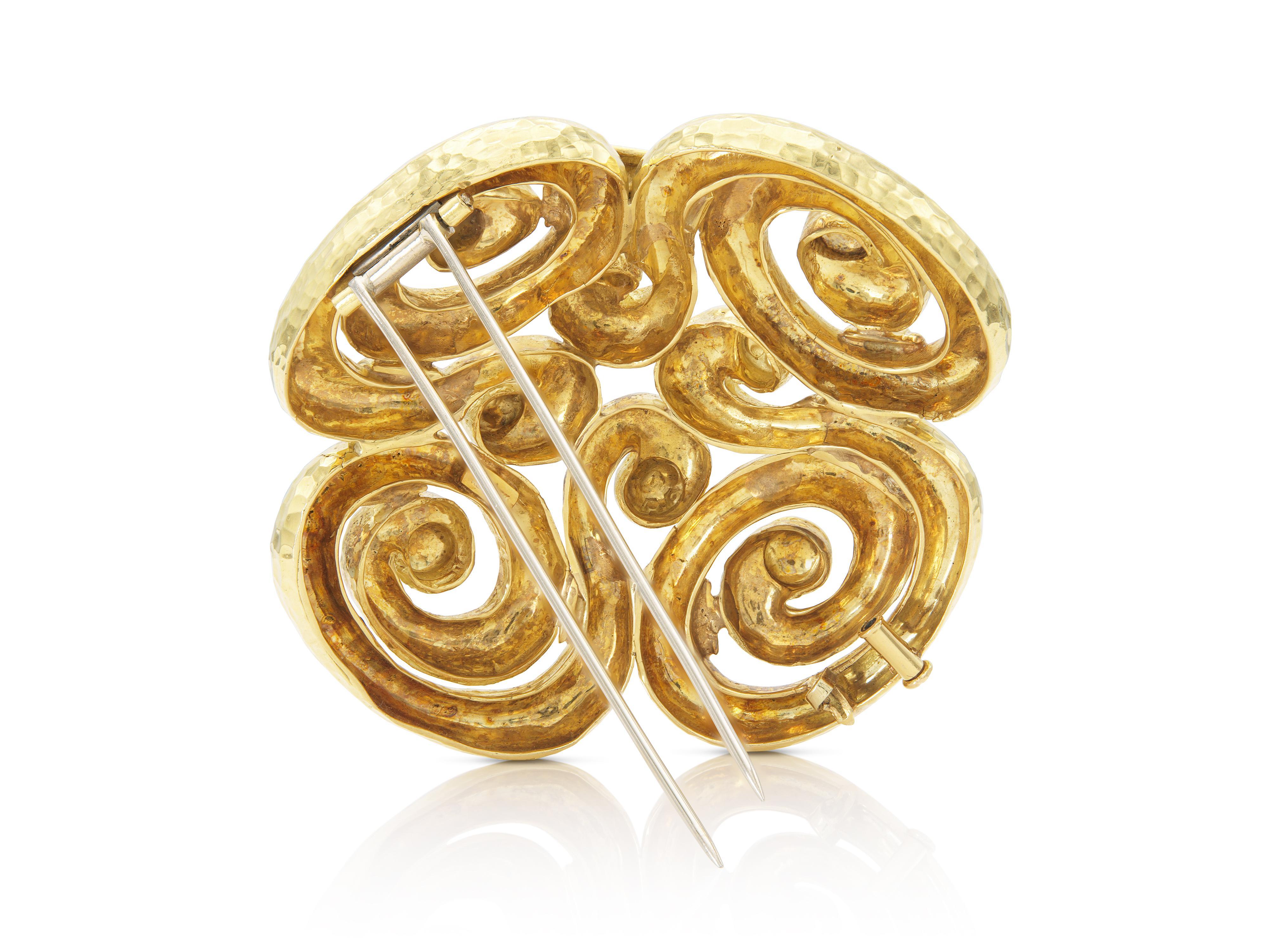 Donna Spilla a volute in oro martellato vintage del 1960 in vendita