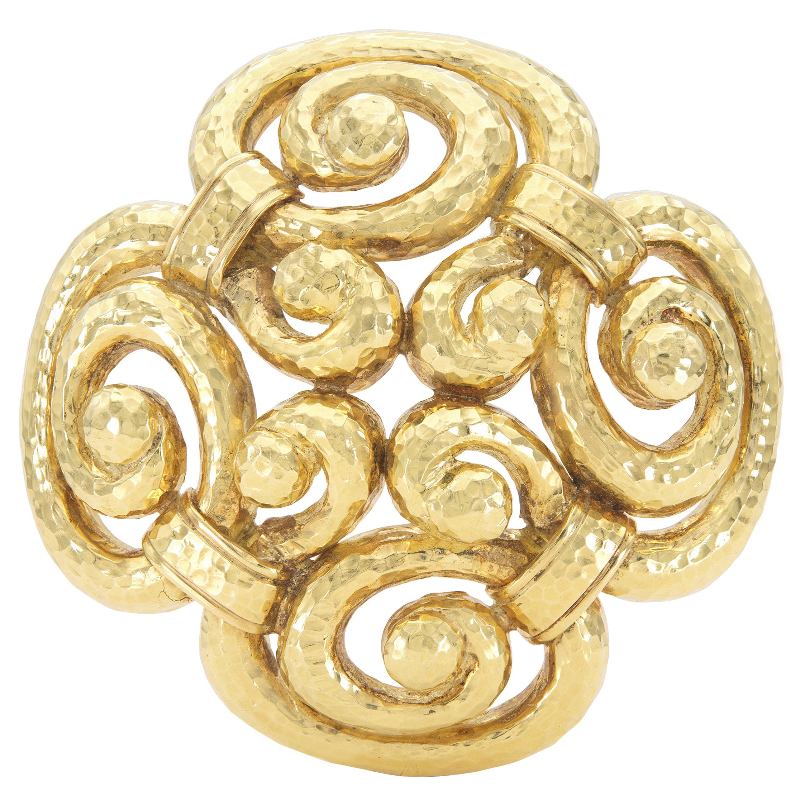 Spilla a volute in oro martellato vintage del 1960 in vendita