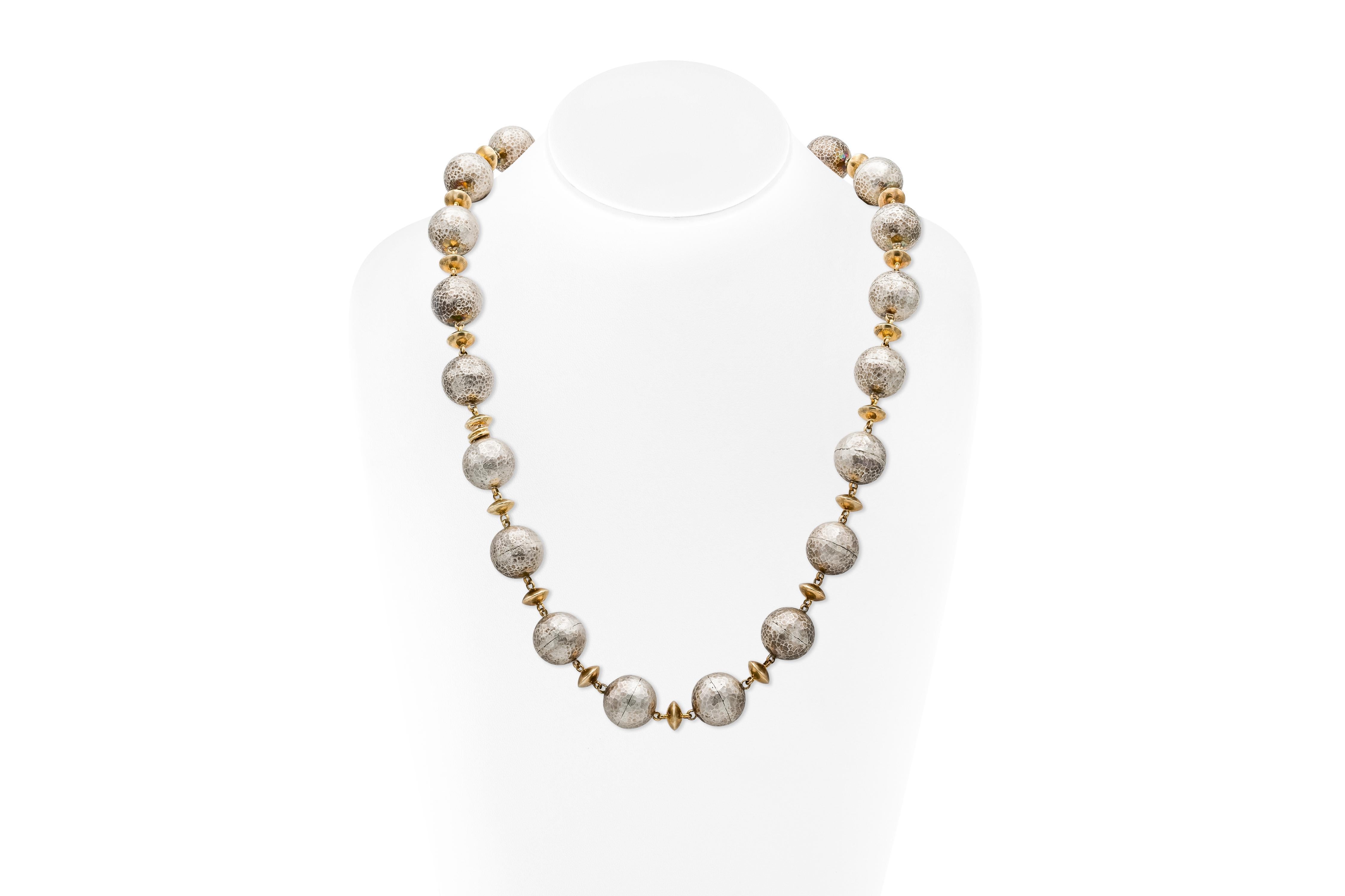 Finemente realizzato in argento e oro giallo 14k.
Circa anni '60
26 1/4 di lunghezza