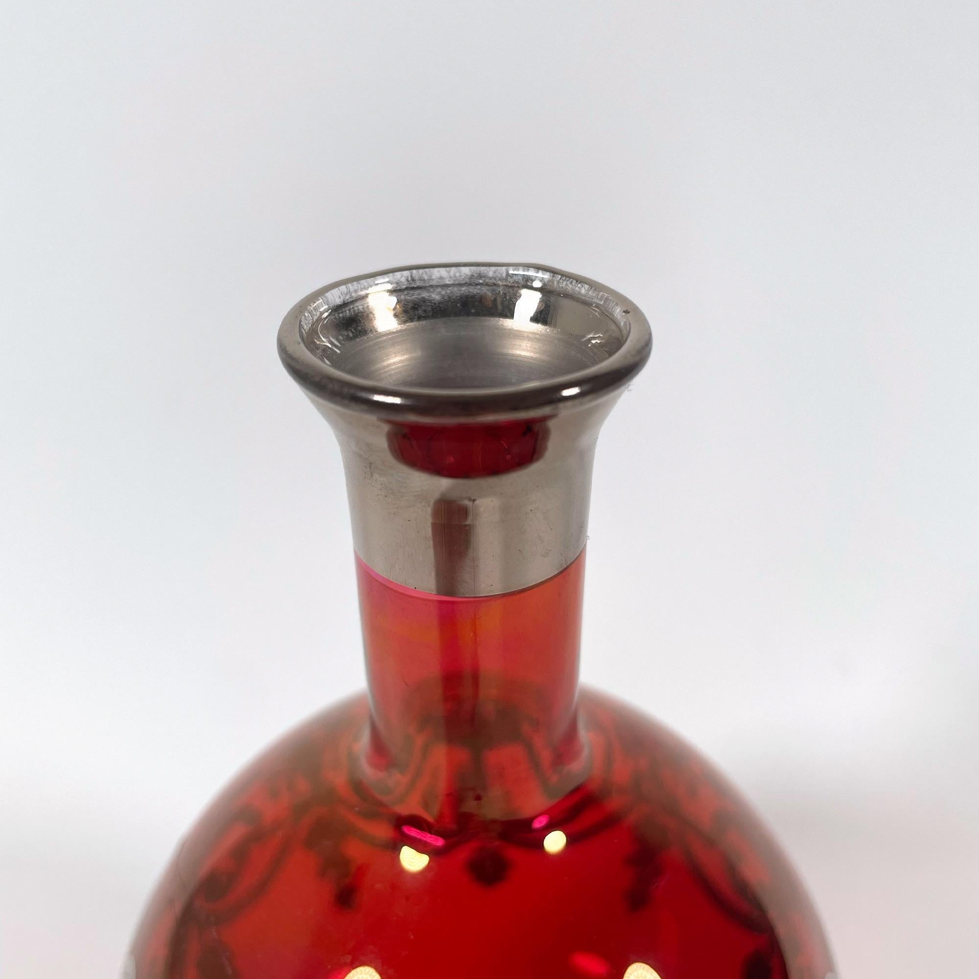 Cet élégant vase vintage des années 1960 est un véritable bijou pour les collectionneurs et les amateurs de design. D'une hauteur de 17 cm et d'un diamètre de 9 cm, ce Soliflores en verre rouge soufflé à la bouche témoigne du savoir-faire artisanal