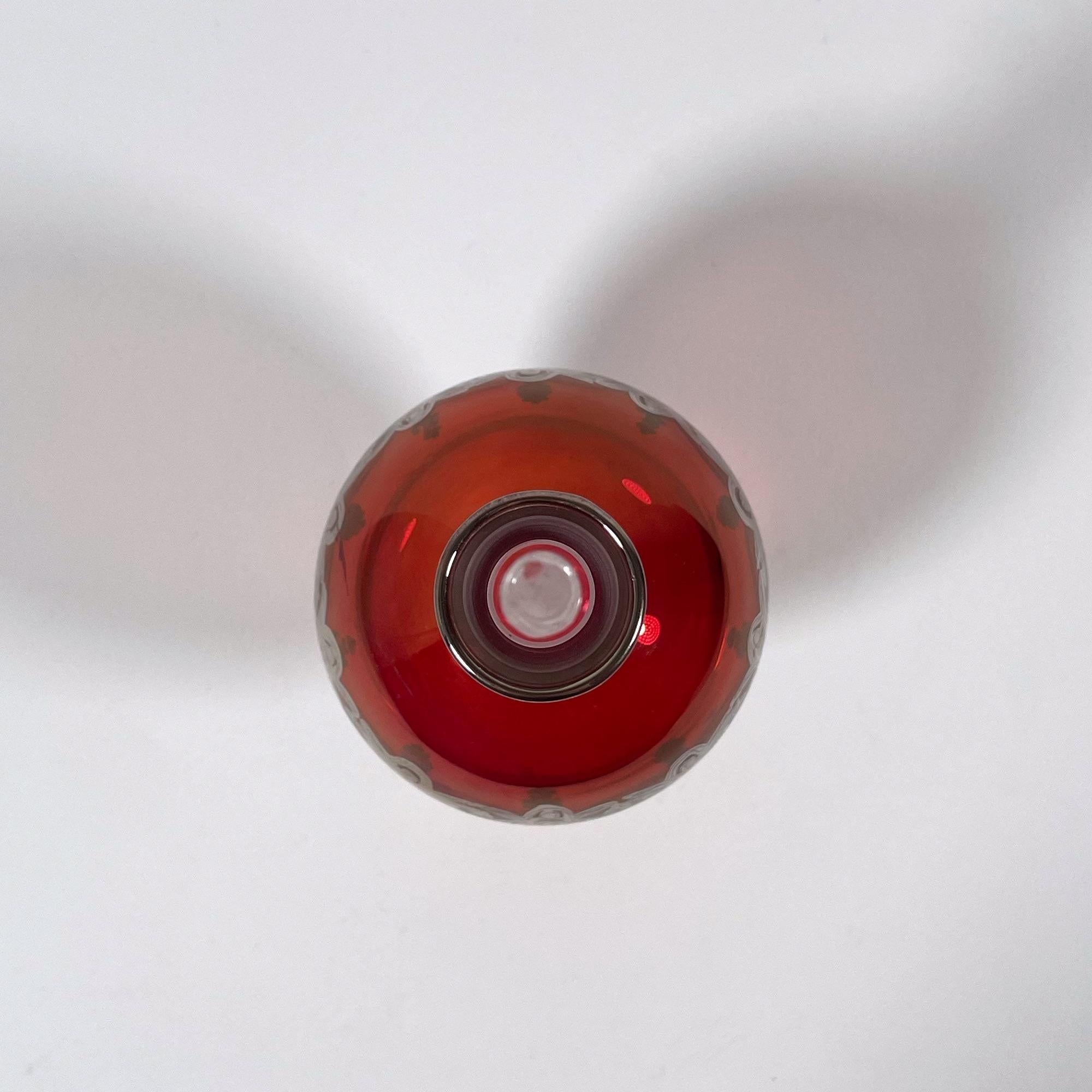 Vase en verre rouge soufflé à la main des années 1960 avec détails en argent Excellent état - En vente à PARIS, FR