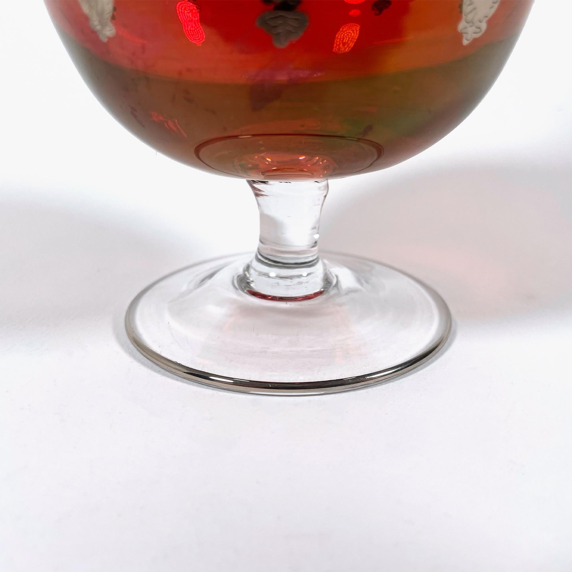 20ième siècle Vase en verre rouge soufflé à la main des années 1960 avec détails en argent en vente