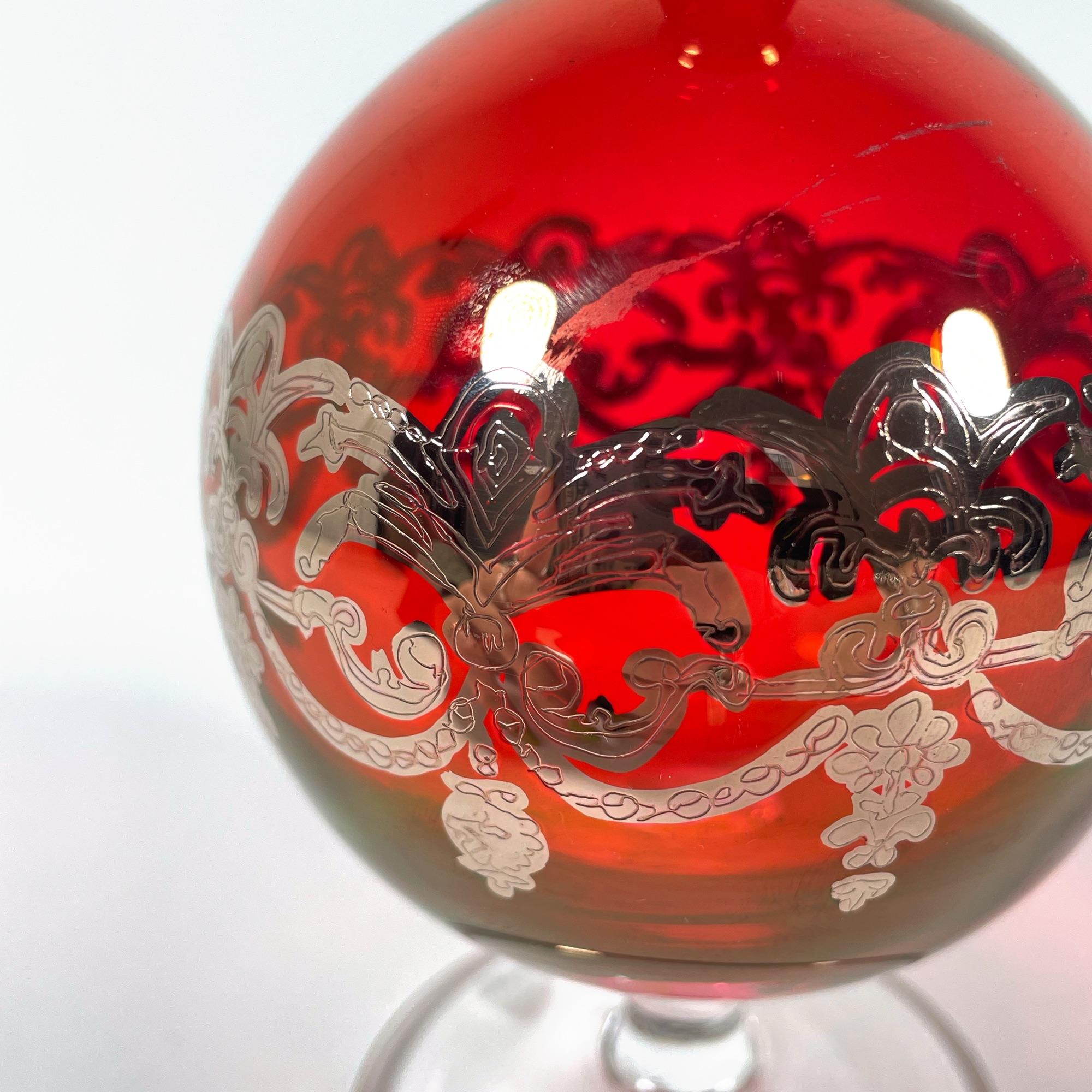 Verre brun Vase en verre rouge soufflé à la main des années 1960 avec détails en argent en vente