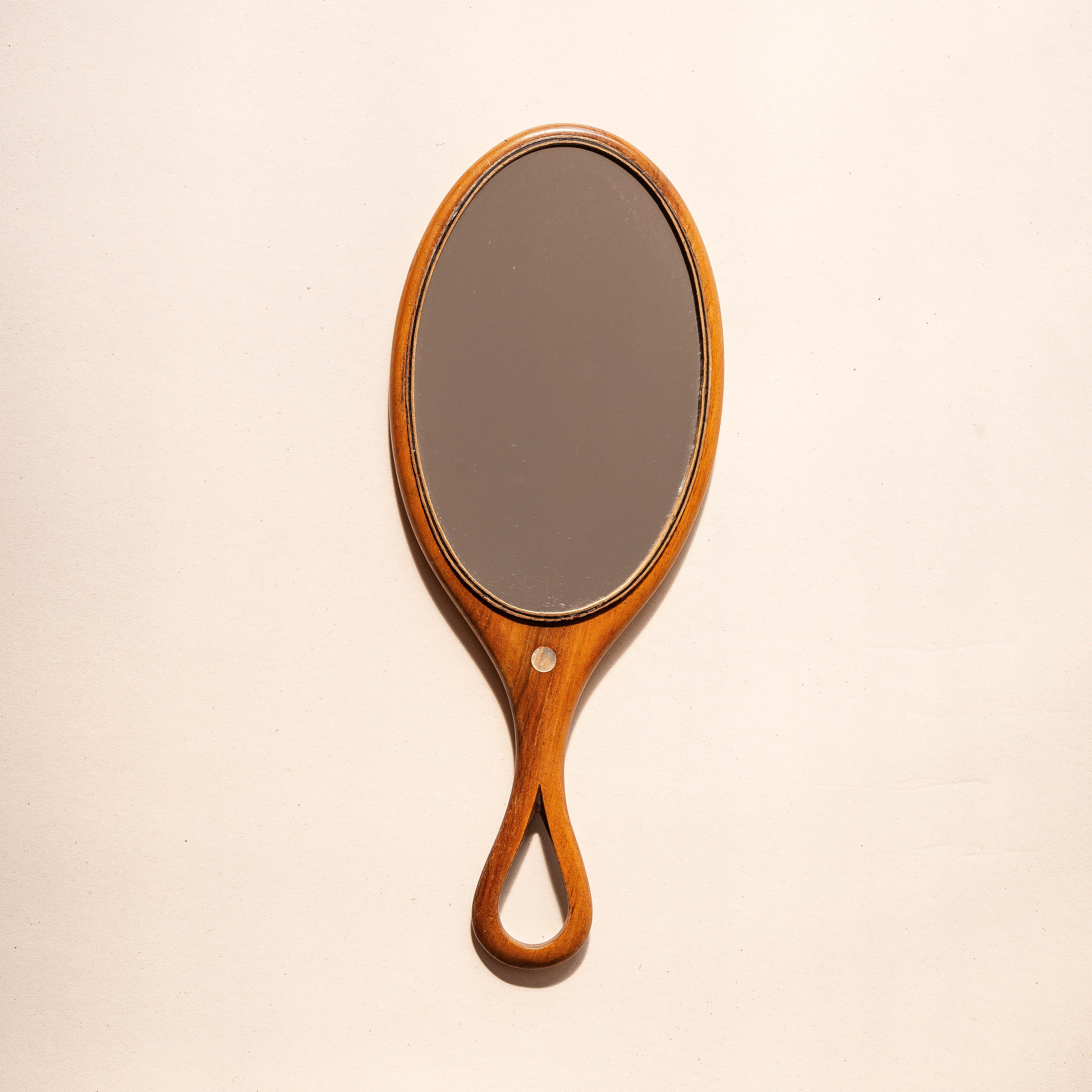 Miroir à la main vintage des années 1960 en bois fruitier avec incrustation de nacre

Elegant et intemporel !

Miroir à main des années 1960, fabriqué en bois de fruitier aux tons chauds, avec de belles lignes ovales allongées et incurvées. 

Une
