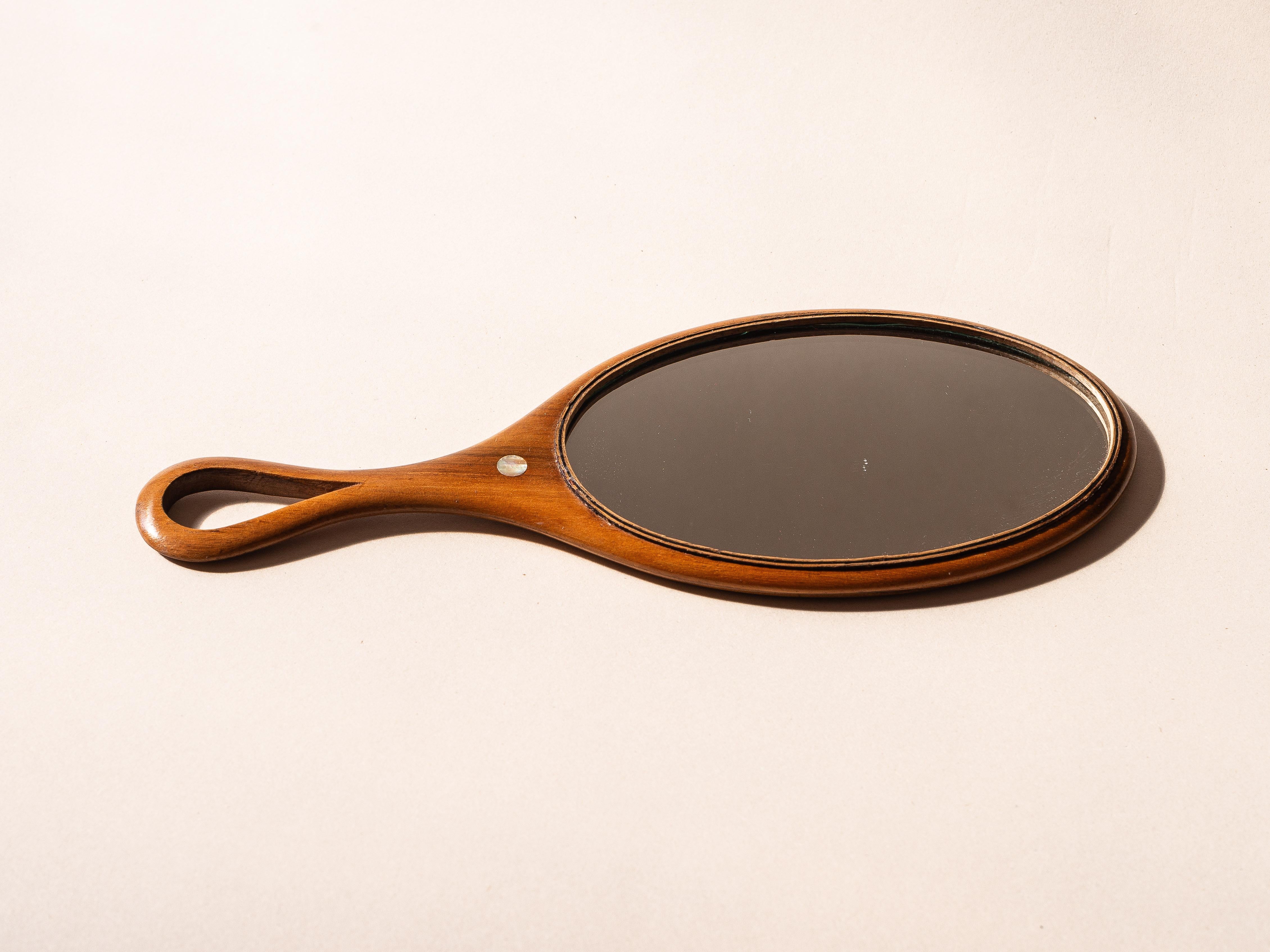 Mid-Century Modern Miroir à la main vintage des années 1960 en bois fruitier avec incrustation de nacre en vente