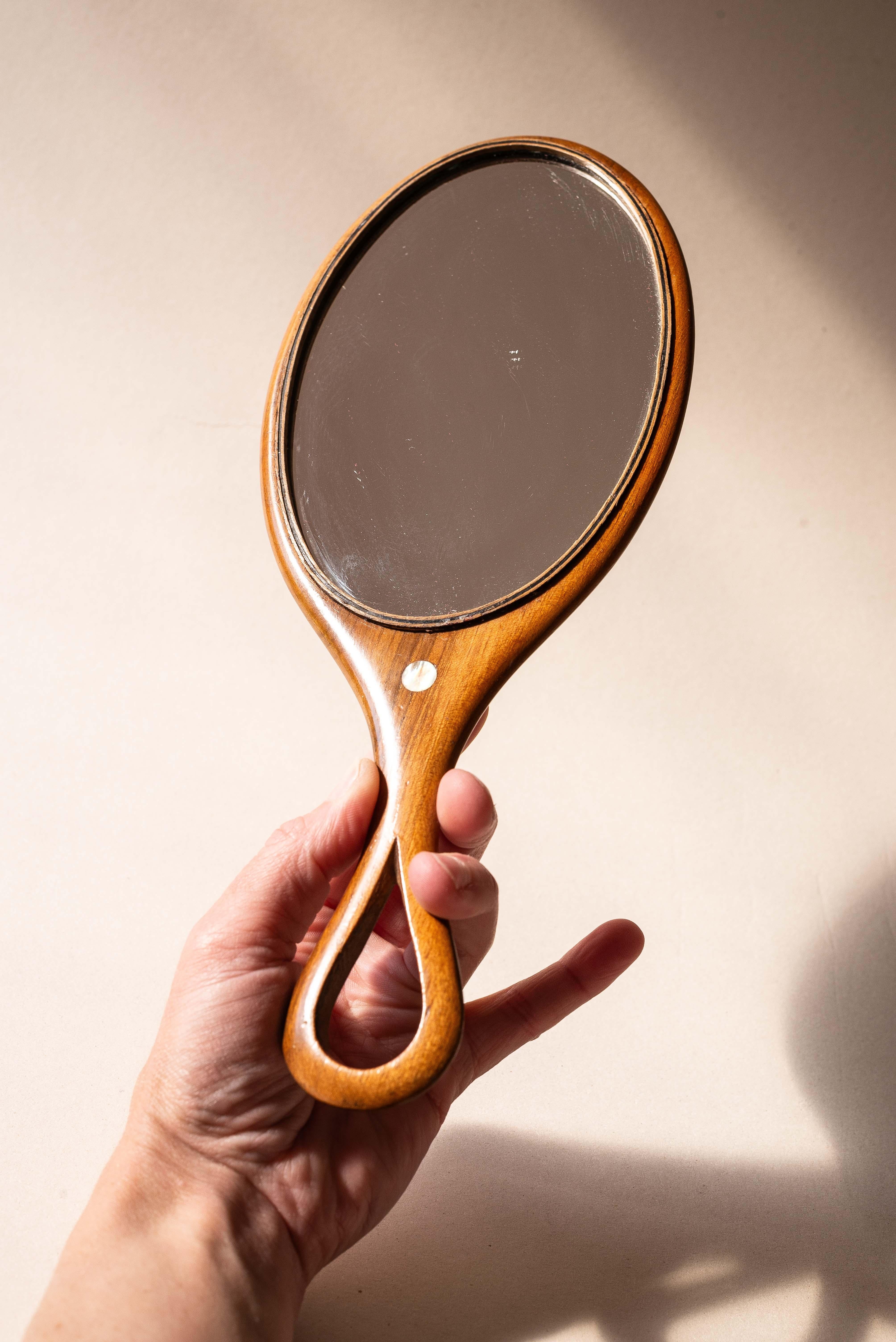 Français Miroir à la main vintage des années 1960 en bois fruitier avec incrustation de nacre en vente