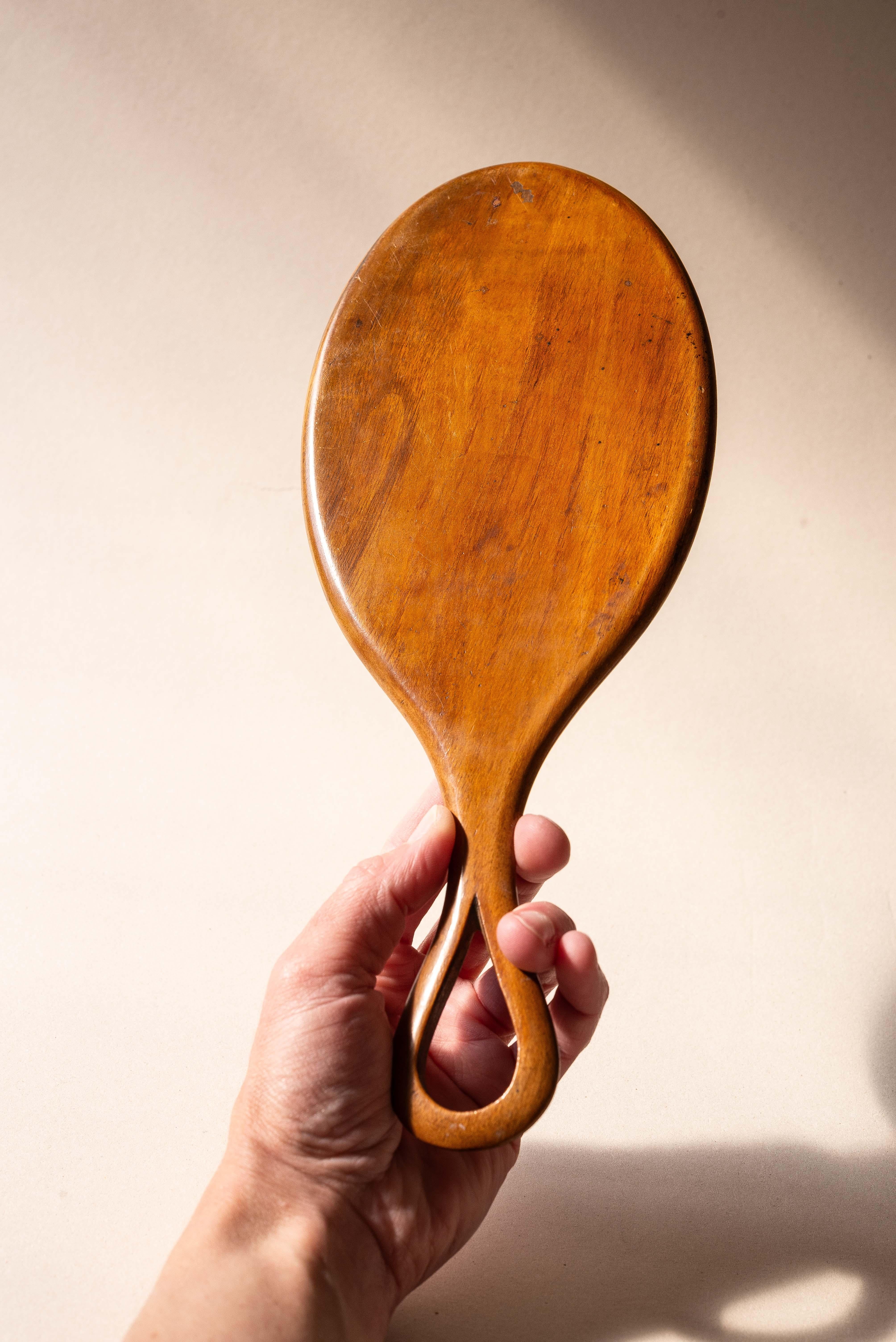 Sculpté Miroir à la main vintage des années 1960 en bois fruitier avec incrustation de nacre en vente