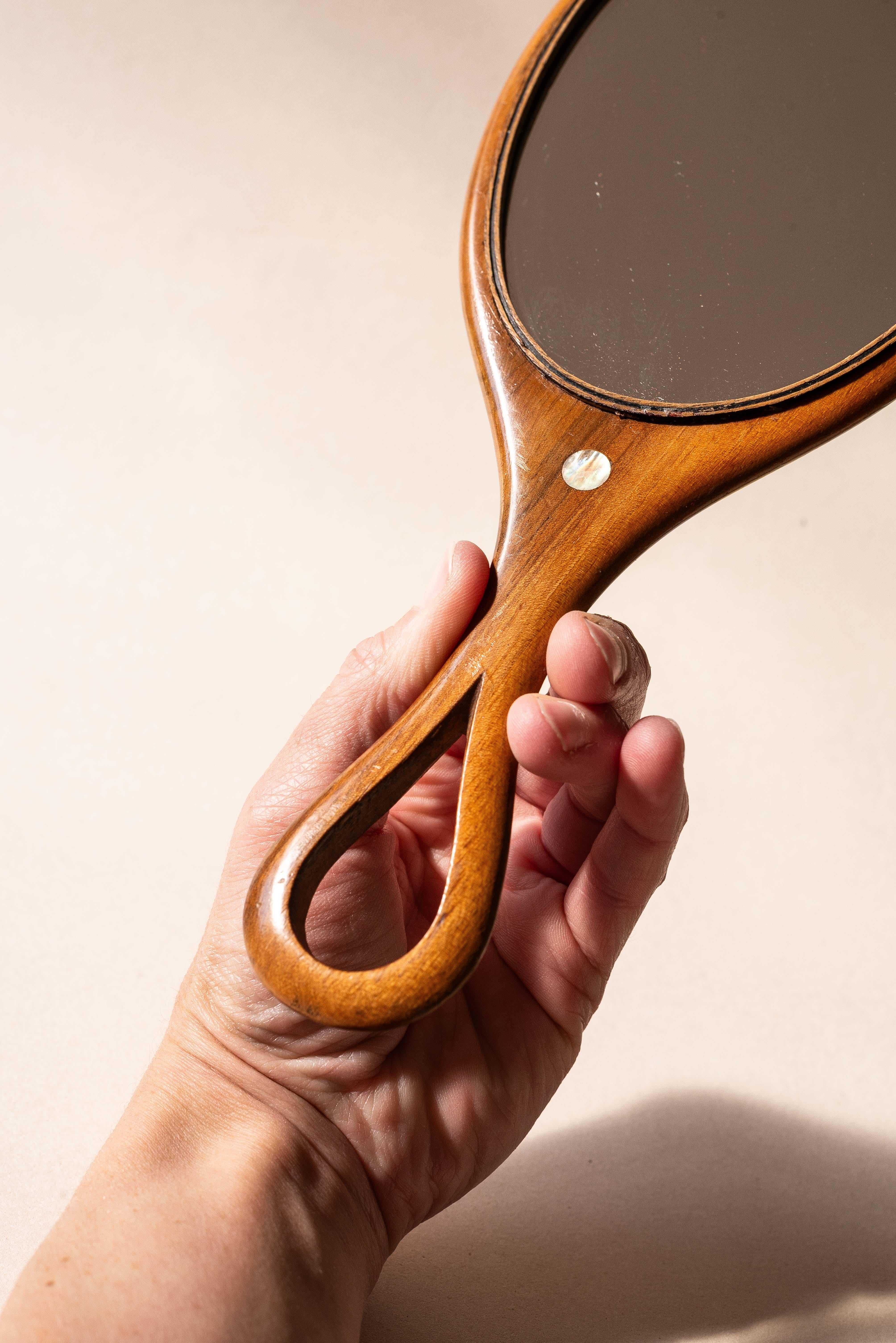 Miroir à la main vintage des années 1960 en bois fruitier avec incrustation de nacre Bon état - En vente à ROUEN, Normandie