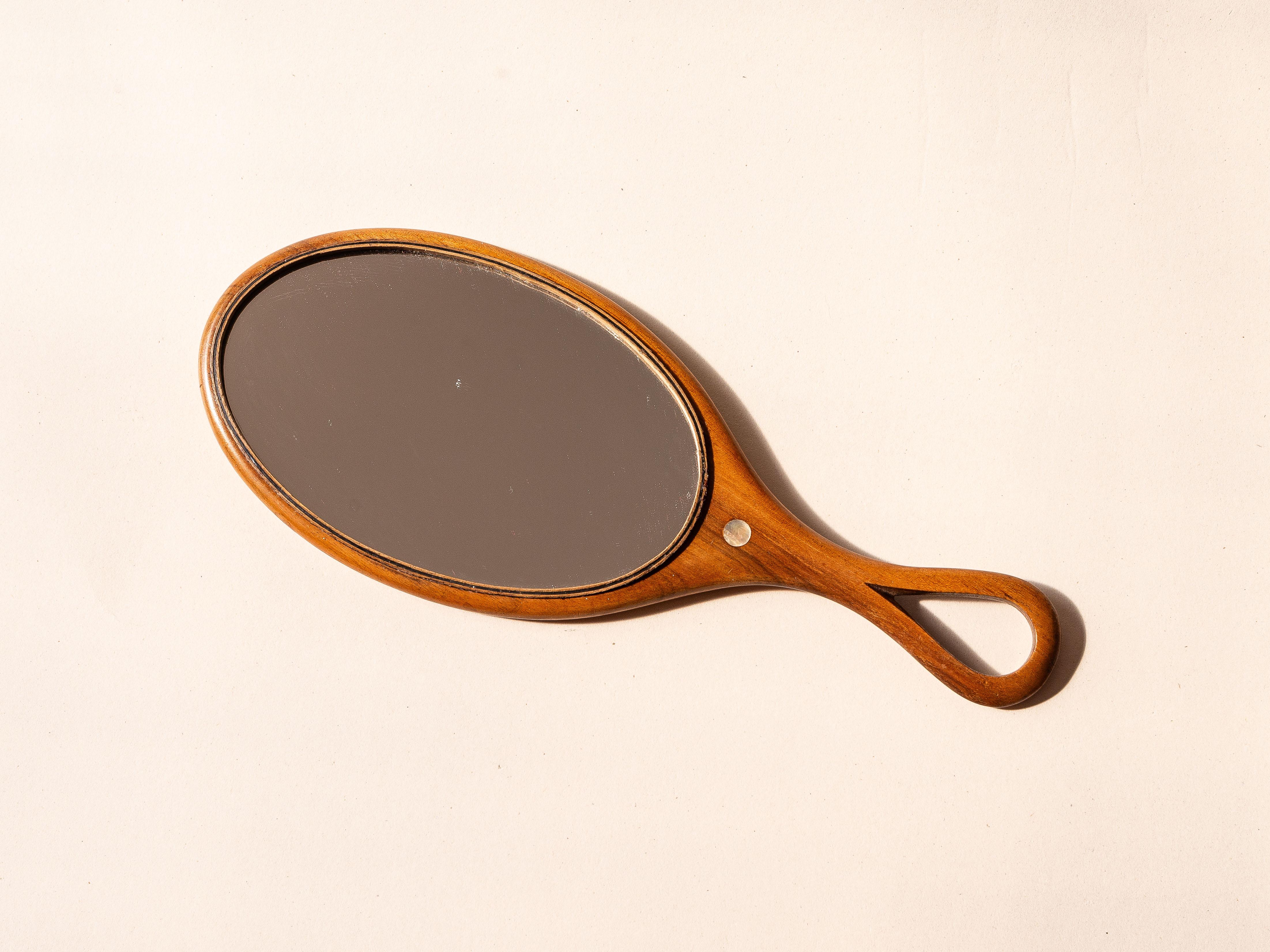 20ième siècle Miroir à la main vintage des années 1960 en bois fruitier avec incrustation de nacre en vente
