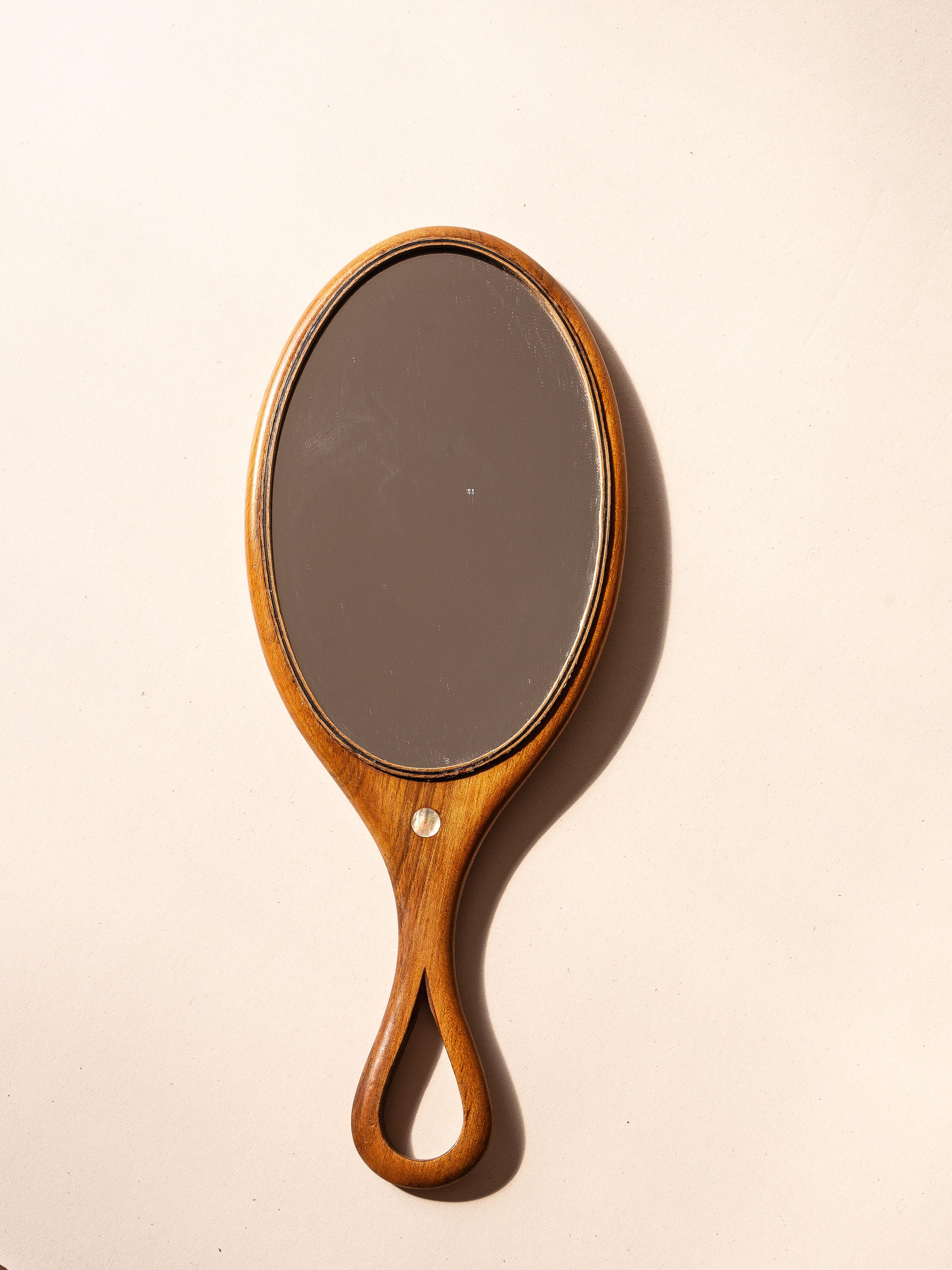 Verre Miroir à la main vintage des années 1960 en bois fruitier avec incrustation de nacre en vente