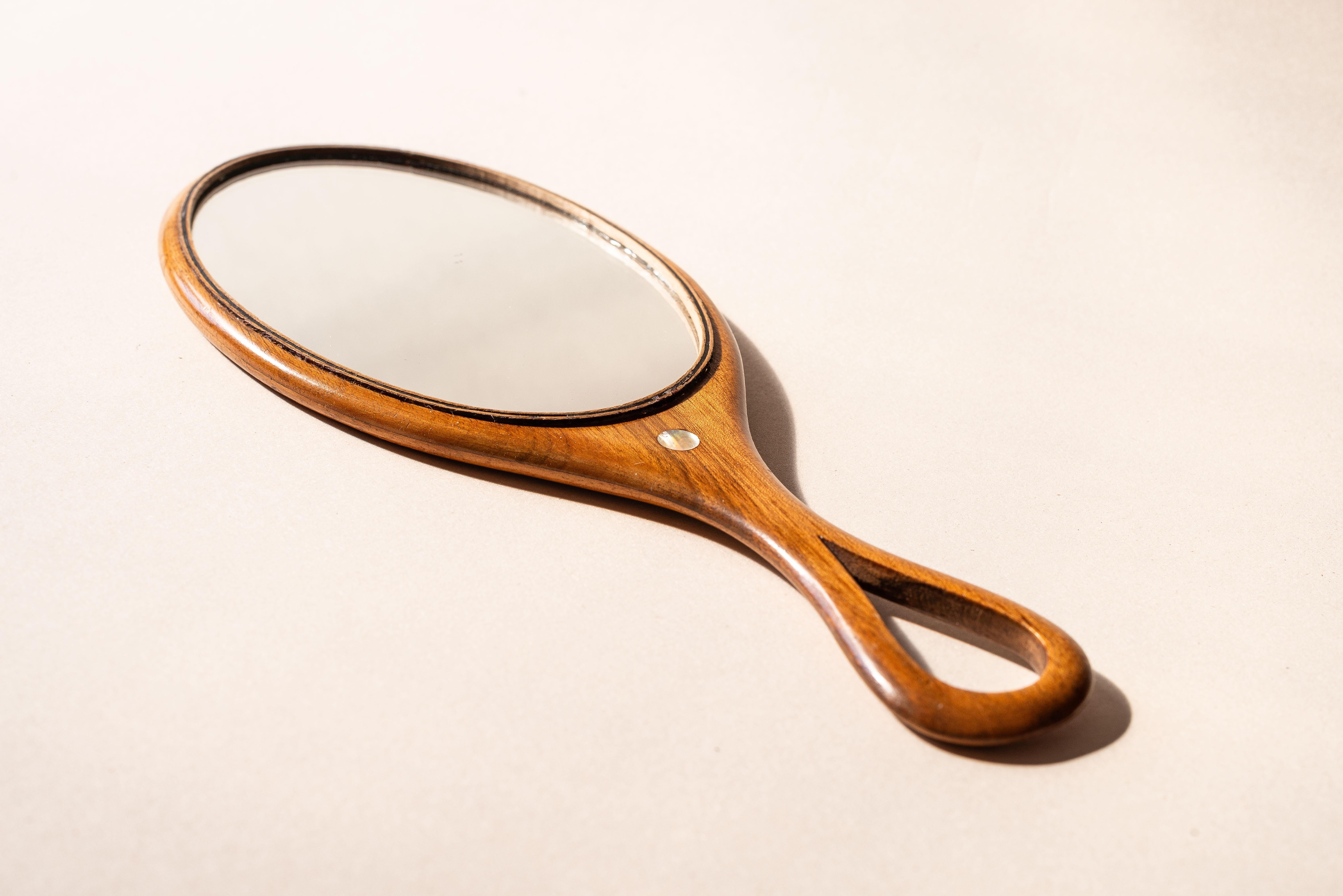Miroir à la main vintage des années 1960 en bois fruitier avec incrustation de nacre en vente 1