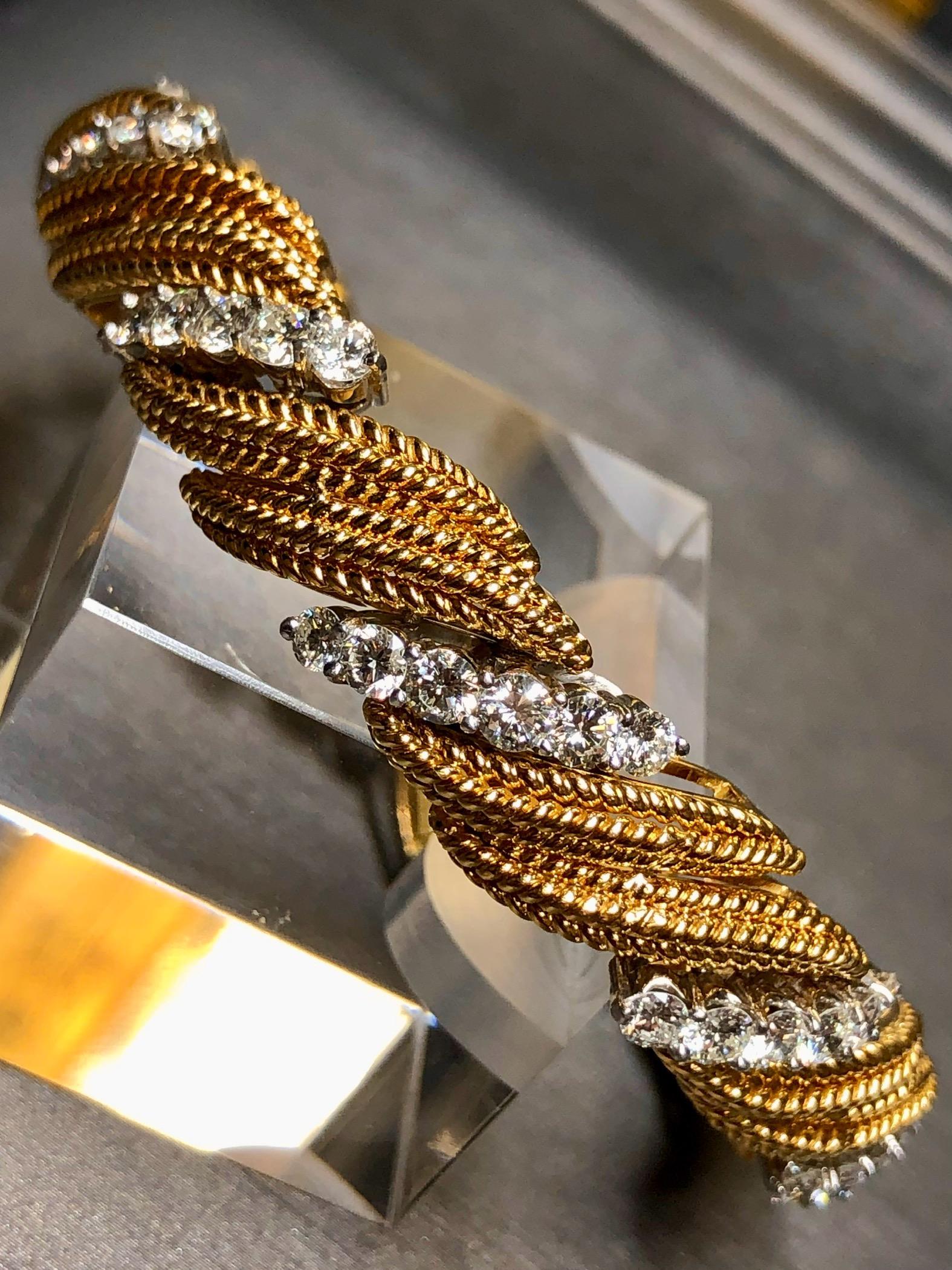 
Fabulosa pulsera vintage de finales de los años 50 y principios de los 60, hecha a mano en oro amarillo y blanco de 18 quilates. Cada eslabón ha sido meticulosamente formado y unido entre sí de tal manera que permite que quede plano, lo que no es